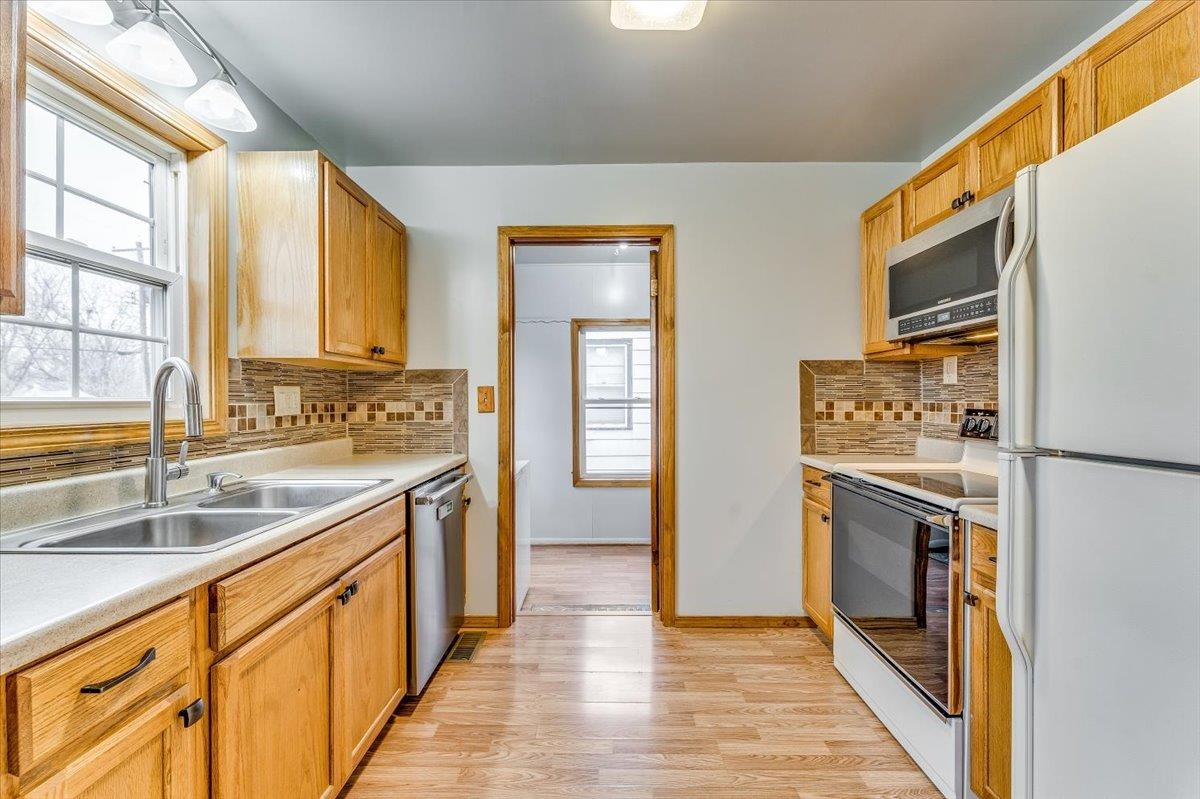 Wichita, Kansas 67218, United States, 2 Bedrooms Bedrooms, ,1 BathroomBathrooms,Residential,Pending,65502