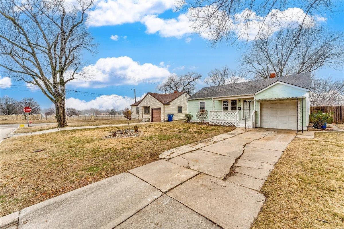 Wichita, Kansas 67218, United States, 2 Bedrooms Bedrooms, ,1 BathroomBathrooms,Residential,Pending,65502