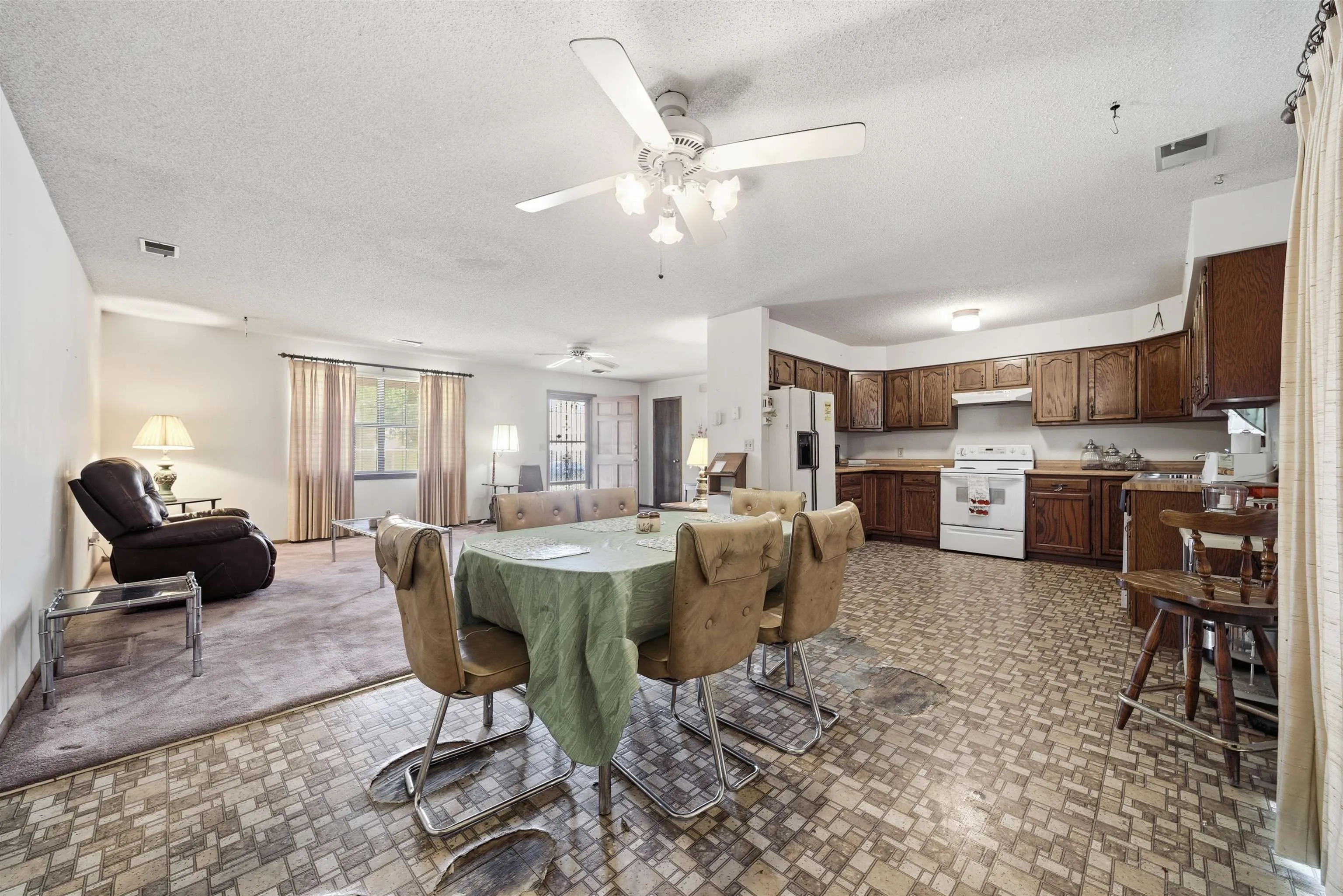 Wichita, Kansas 67214, United States, 2 Bedrooms Bedrooms, ,2 BathroomsBathrooms,Residential,Active,234014