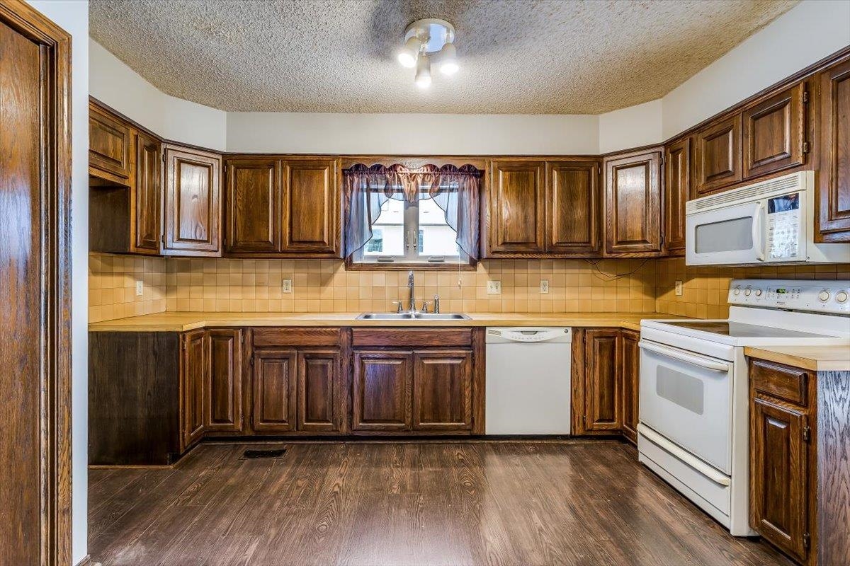 Derby, Kansas 67037, United States, 3 Bedrooms Bedrooms, ,3 BathroomsBathrooms,Residential,Pending,63478