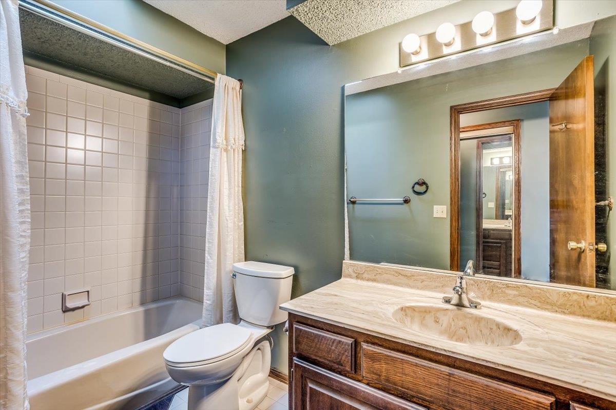 Derby, Kansas 67037, United States, 3 Bedrooms Bedrooms, ,3 BathroomsBathrooms,Residential,Pending,63478