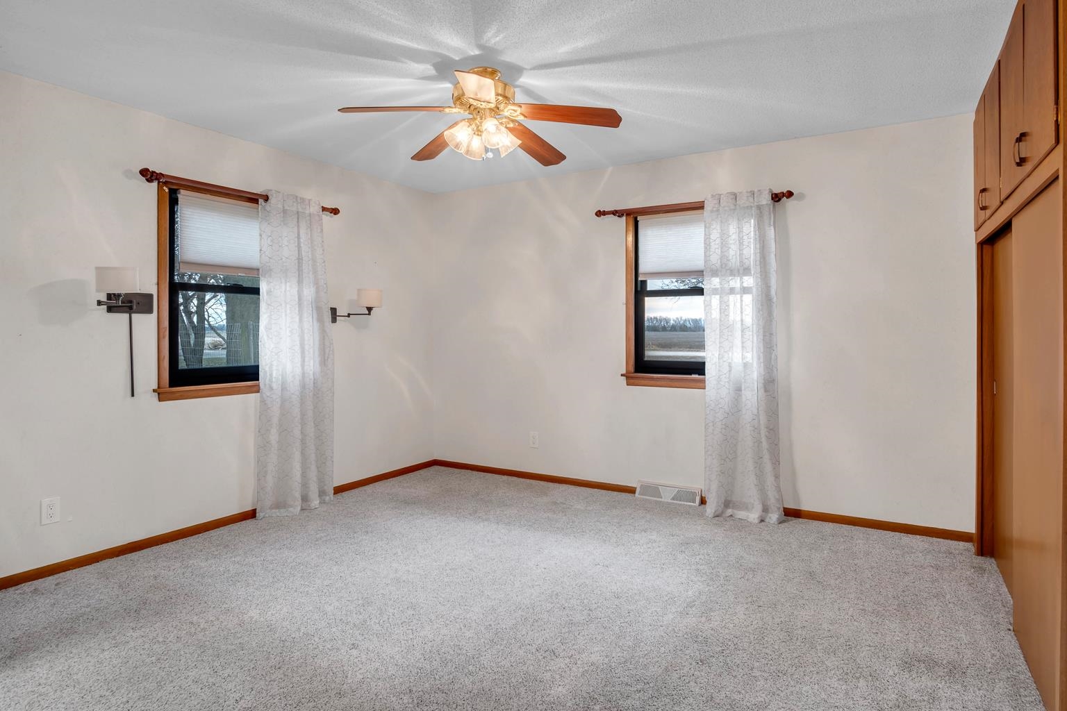 Newton, Kansas 67114, United States, 3 Bedrooms Bedrooms, ,2 BathroomsBathrooms,Residential,Pending,67756