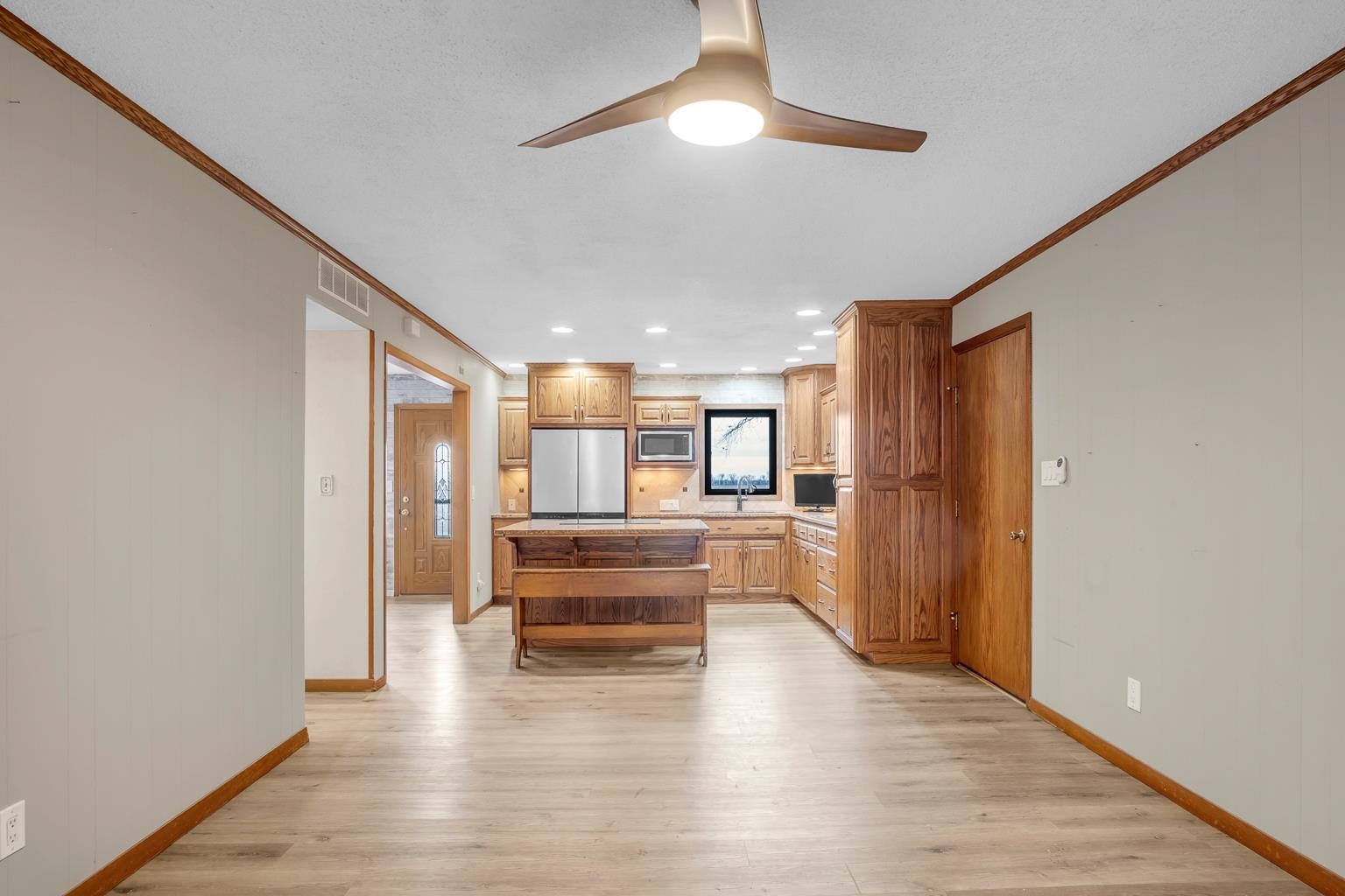 Newton, Kansas 67114, United States, 3 Bedrooms Bedrooms, ,2 BathroomsBathrooms,Residential,Pending,67756