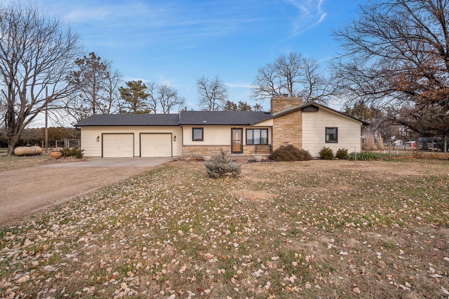 Newton, Kansas 67114, United States, 3 Bedrooms Bedrooms, ,2 BathroomsBathrooms,Residential,Pending,67756