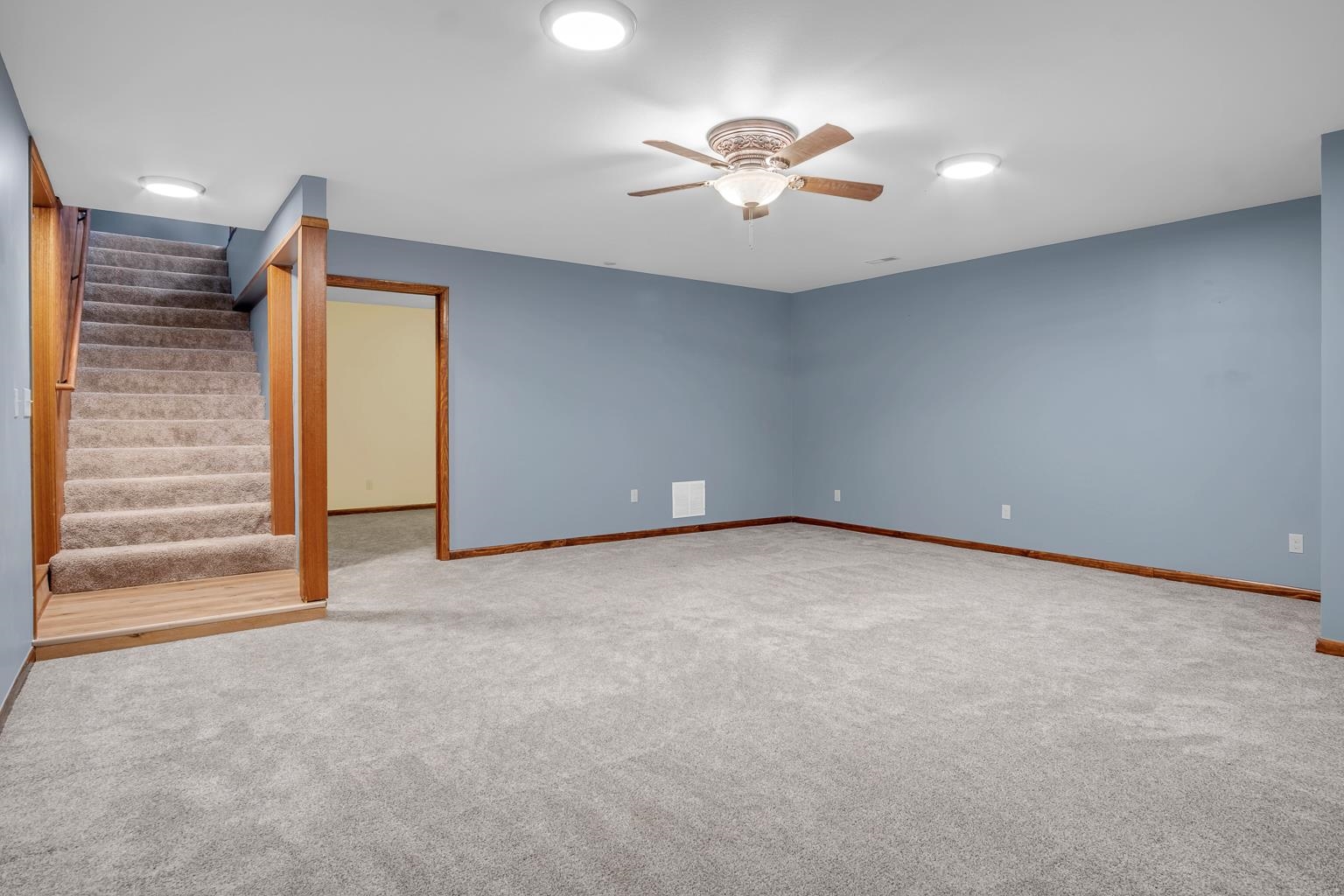 Newton, Kansas 67114, United States, 3 Bedrooms Bedrooms, ,2 BathroomsBathrooms,Residential,Pending,67756