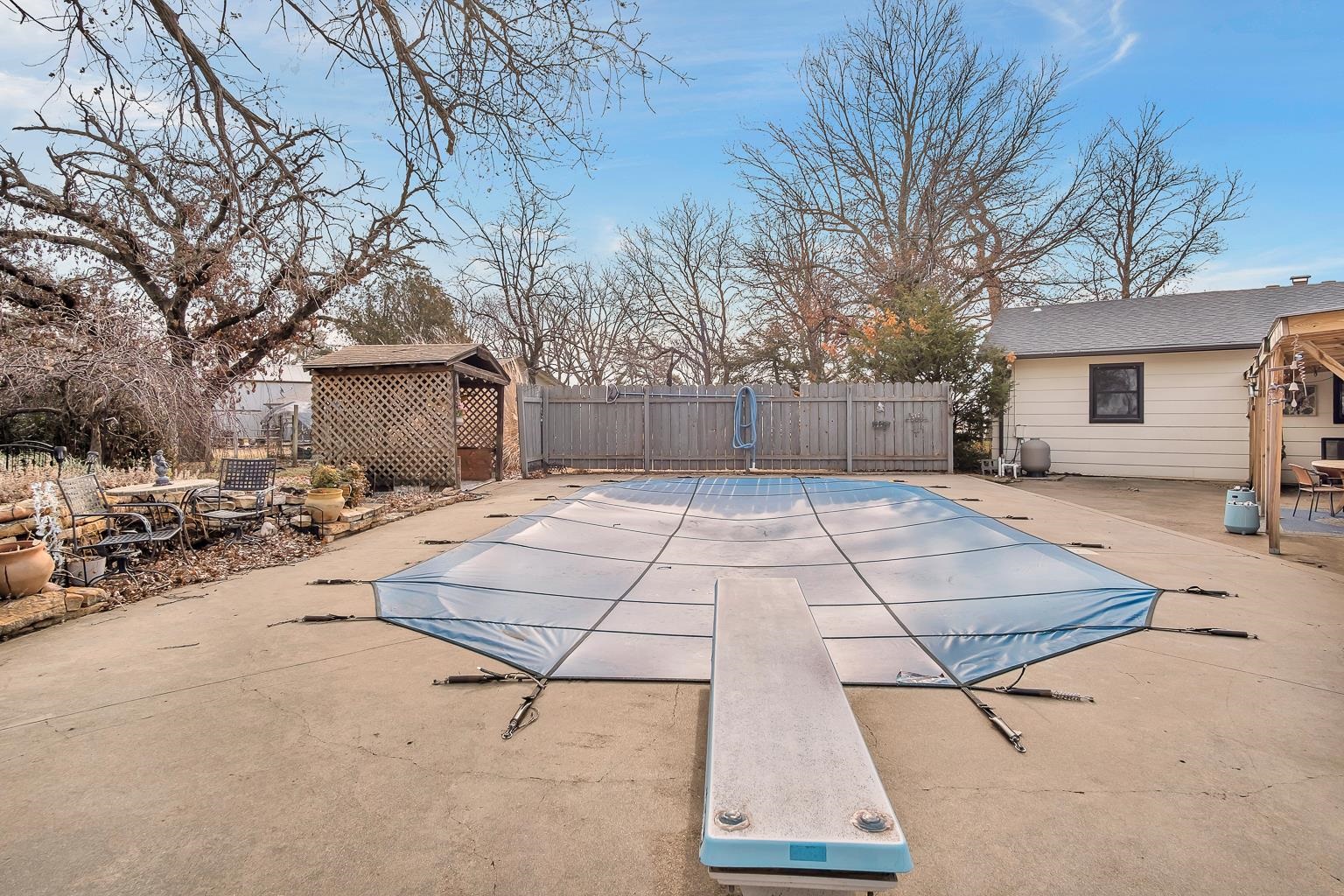 Newton, Kansas 67114, United States, 3 Bedrooms Bedrooms, ,2 BathroomsBathrooms,Residential,Pending,67756