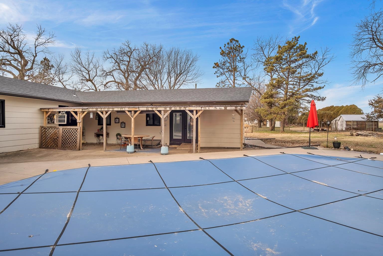 Newton, Kansas 67114, United States, 3 Bedrooms Bedrooms, ,2 BathroomsBathrooms,Residential,Pending,67756