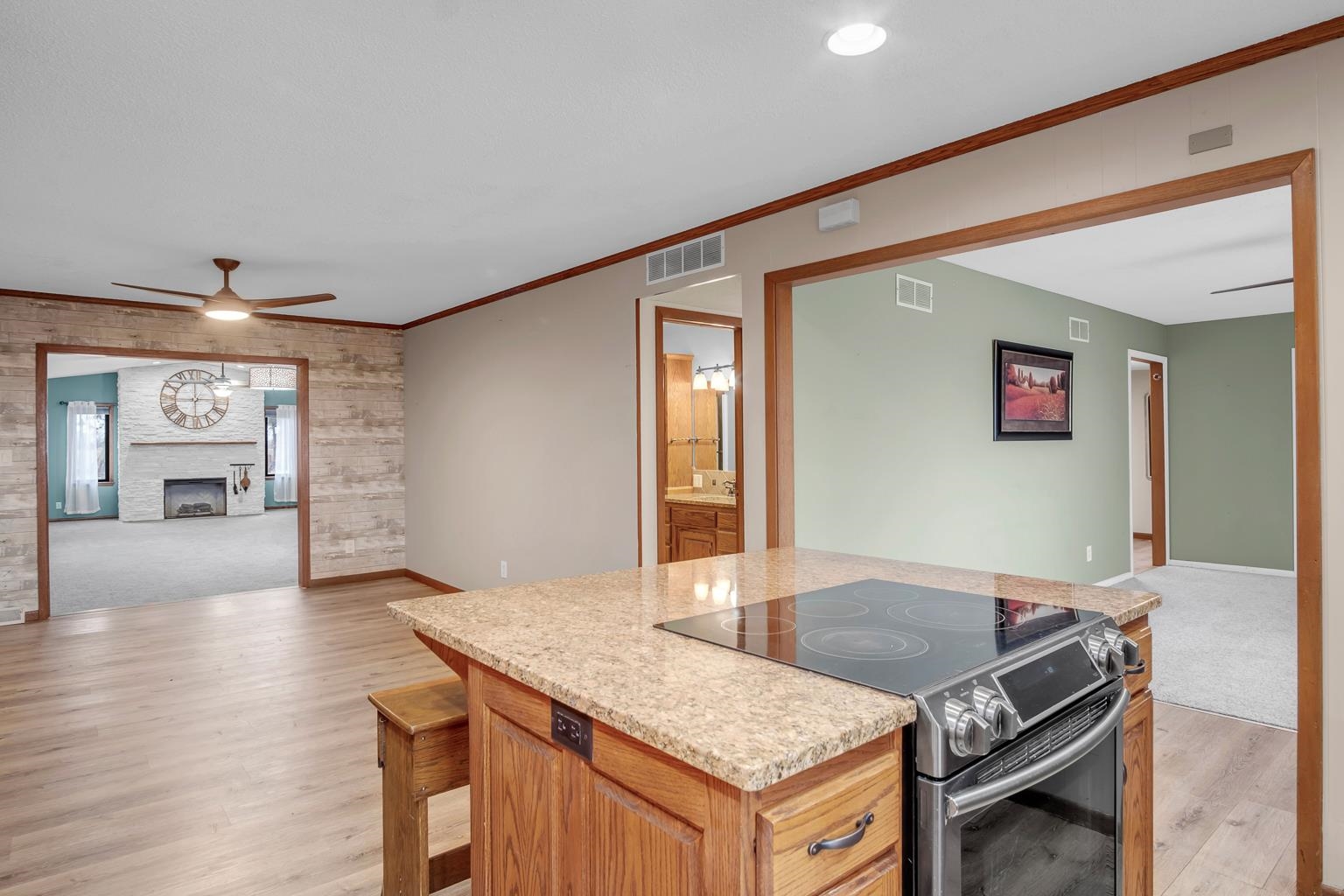 Newton, Kansas 67114, United States, 3 Bedrooms Bedrooms, ,2 BathroomsBathrooms,Residential,Pending,67756