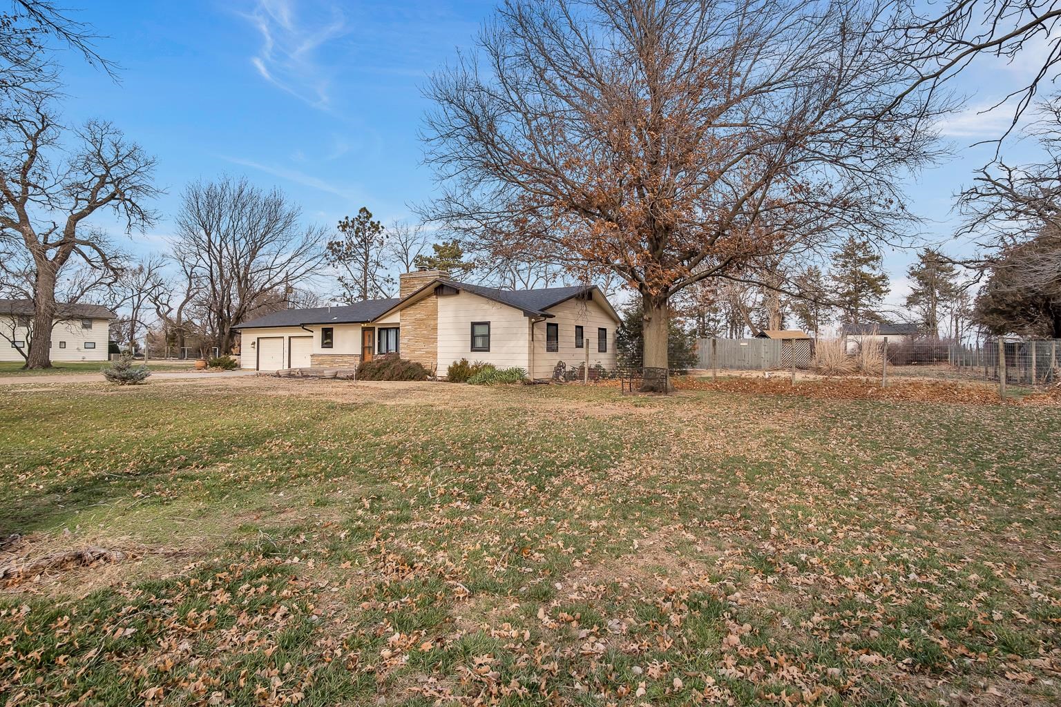 Newton, Kansas 67114, United States, 3 Bedrooms Bedrooms, ,2 BathroomsBathrooms,Residential,Pending,67756