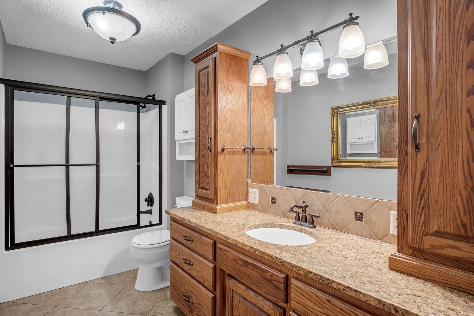 Newton, Kansas 67114, United States, 3 Bedrooms Bedrooms, ,2 BathroomsBathrooms,Residential,Pending,67756