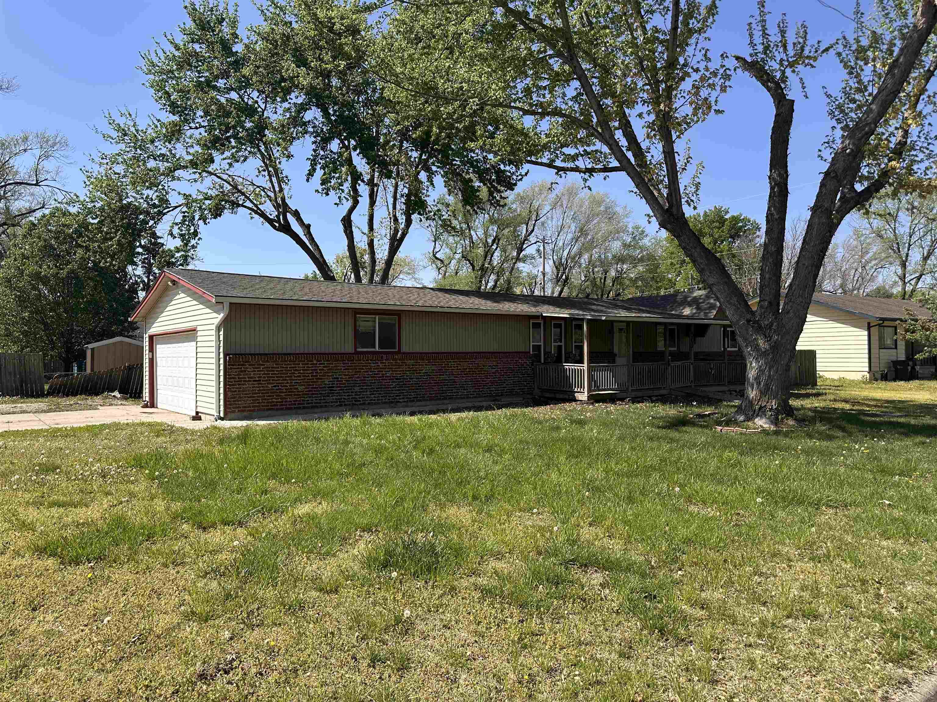 501 Holly Ln, Newton, Kansas image 2