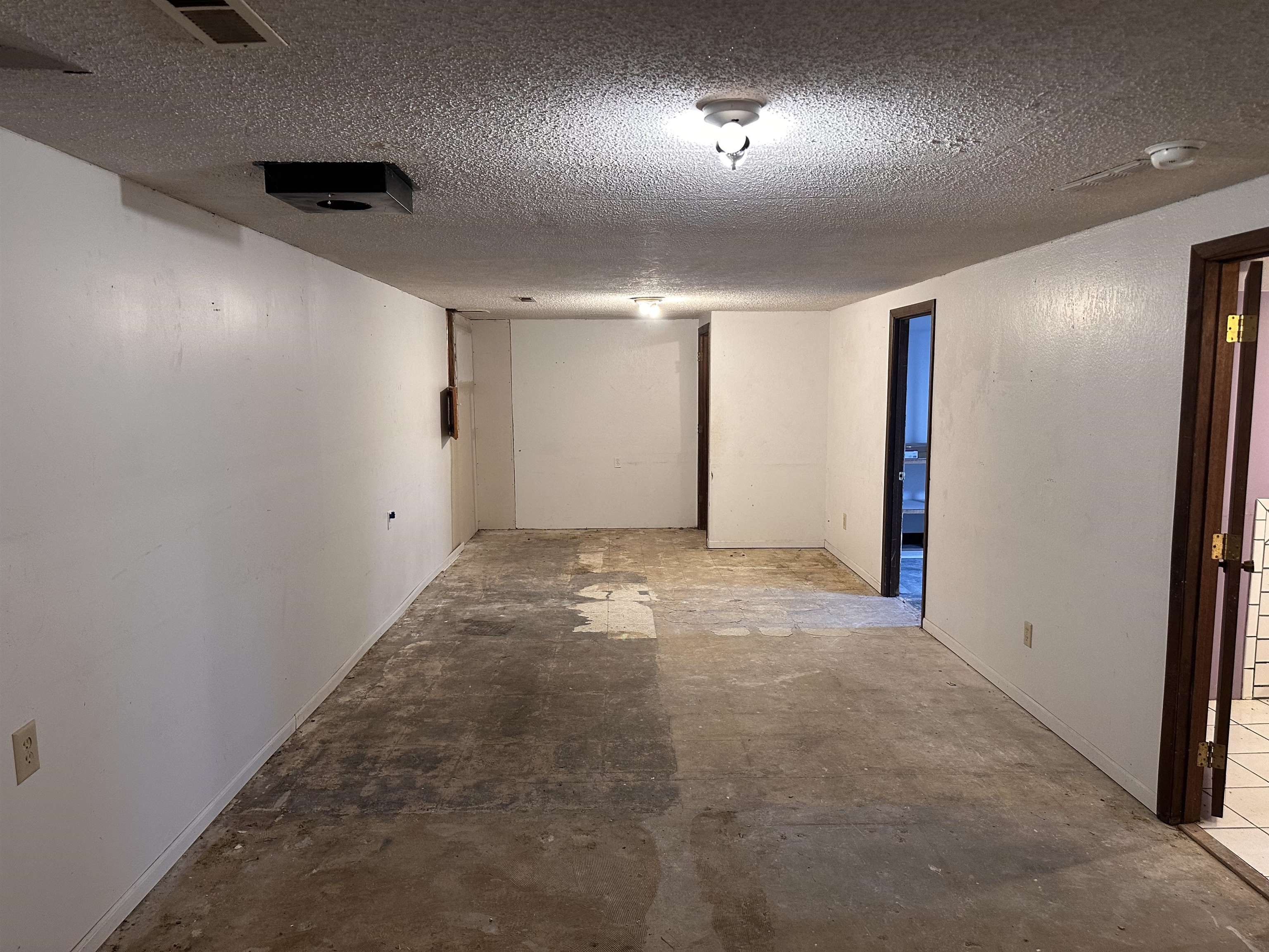 501 Holly Ln, Newton, Kansas image 22