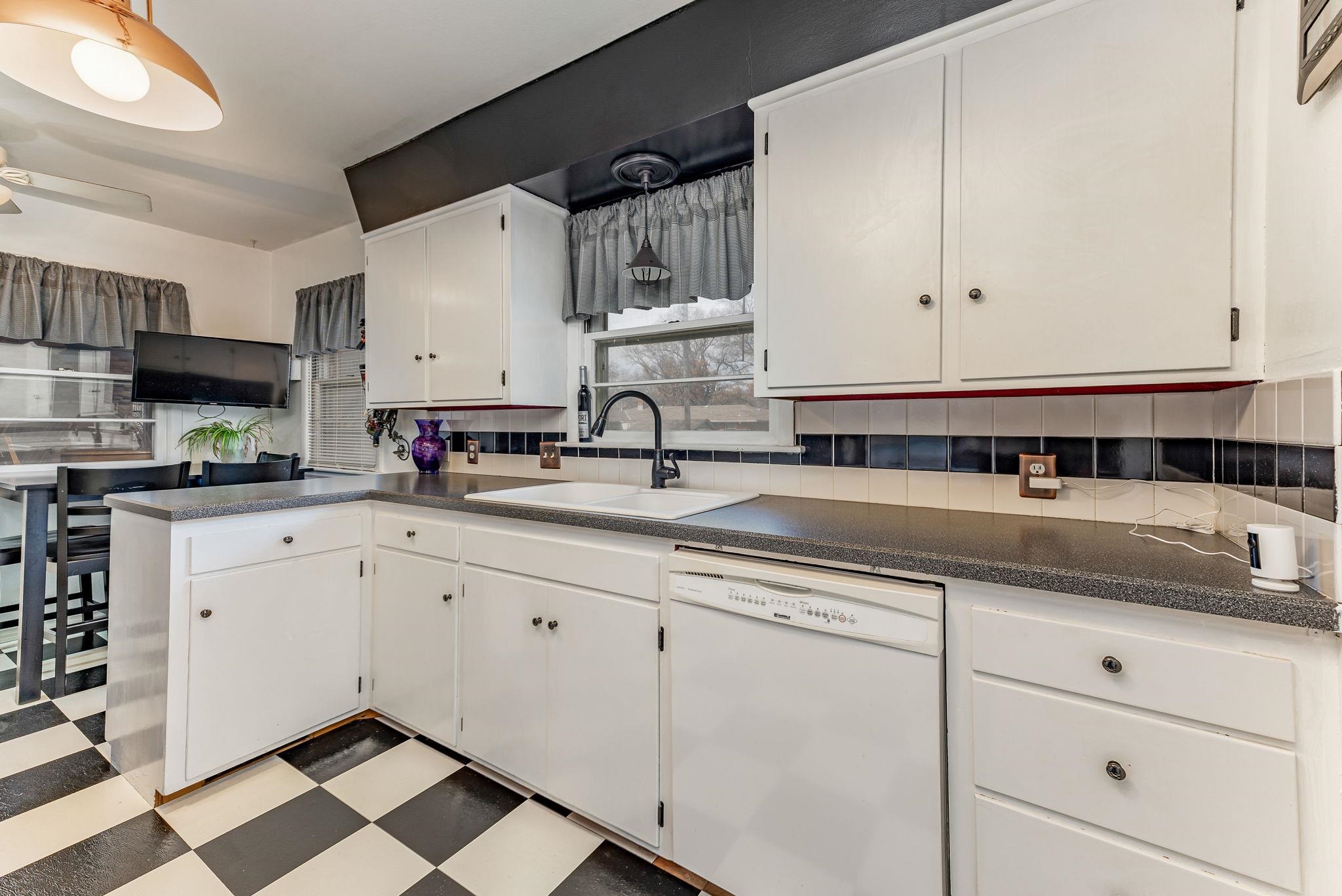 Wichita, Kansas 67211, United States, 3 Bedrooms Bedrooms, ,1 BathroomBathrooms,Residential,Pending,67615