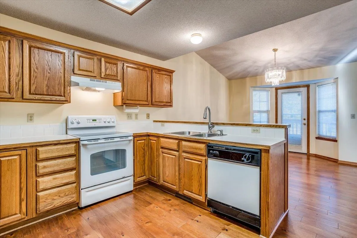 Wichita, Kansas 67209, United States, 4 Bedrooms Bedrooms, ,3 BathroomsBathrooms,Residential,Pending,38074