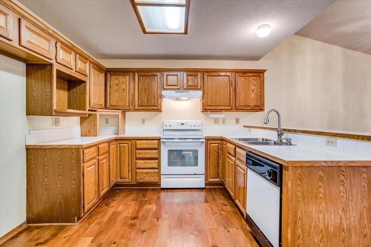 Wichita, Kansas 67209, United States, 4 Bedrooms Bedrooms, ,3 BathroomsBathrooms,Residential,Pending,38074