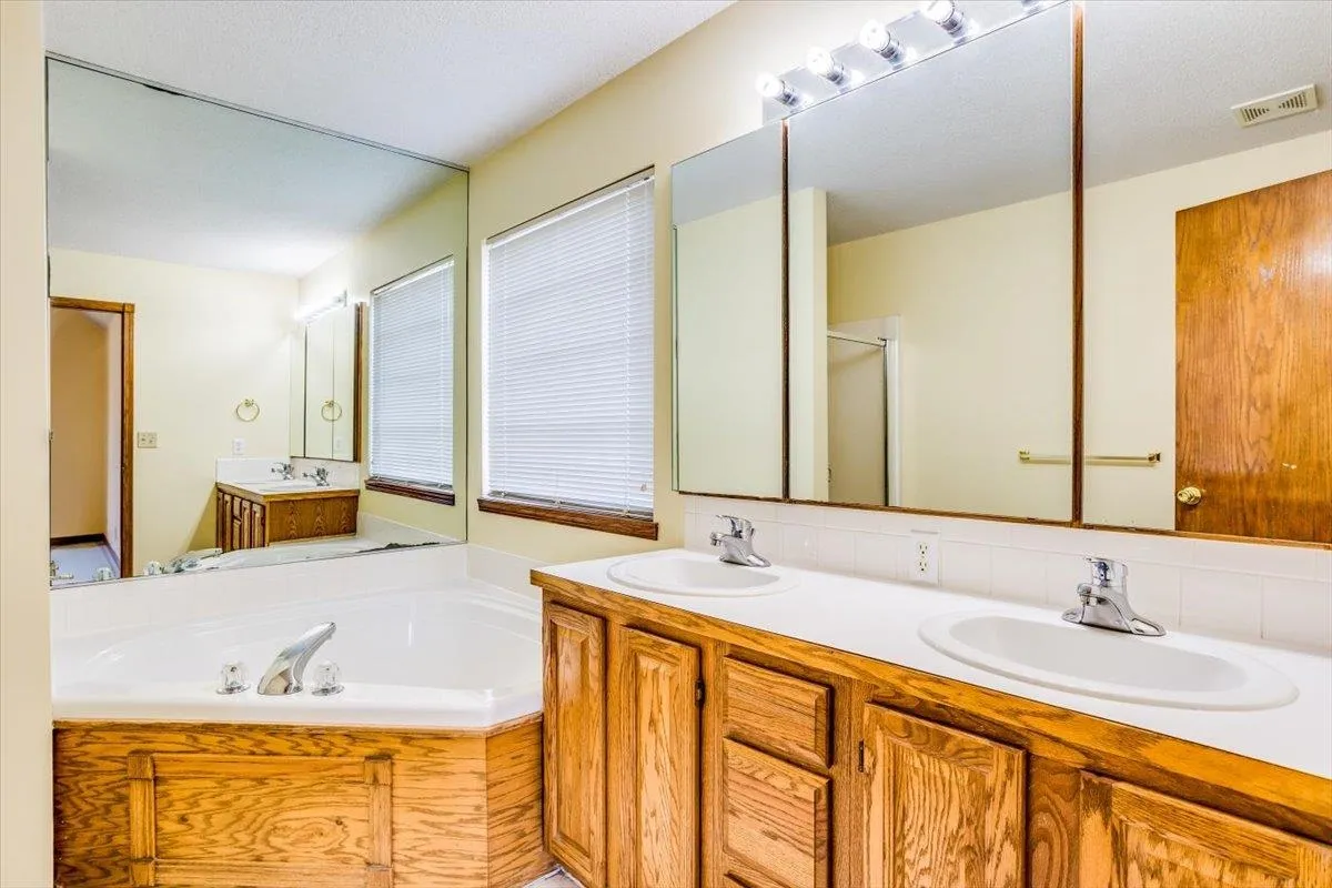 Wichita, Kansas 67209, United States, 4 Bedrooms Bedrooms, ,3 BathroomsBathrooms,Residential,Pending,38074