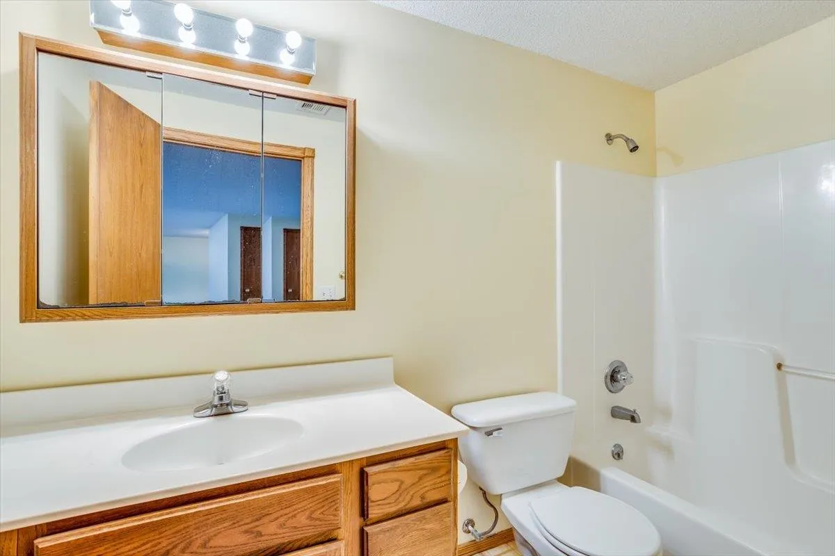 Wichita, Kansas 67209, United States, 4 Bedrooms Bedrooms, ,3 BathroomsBathrooms,Residential,Pending,38074