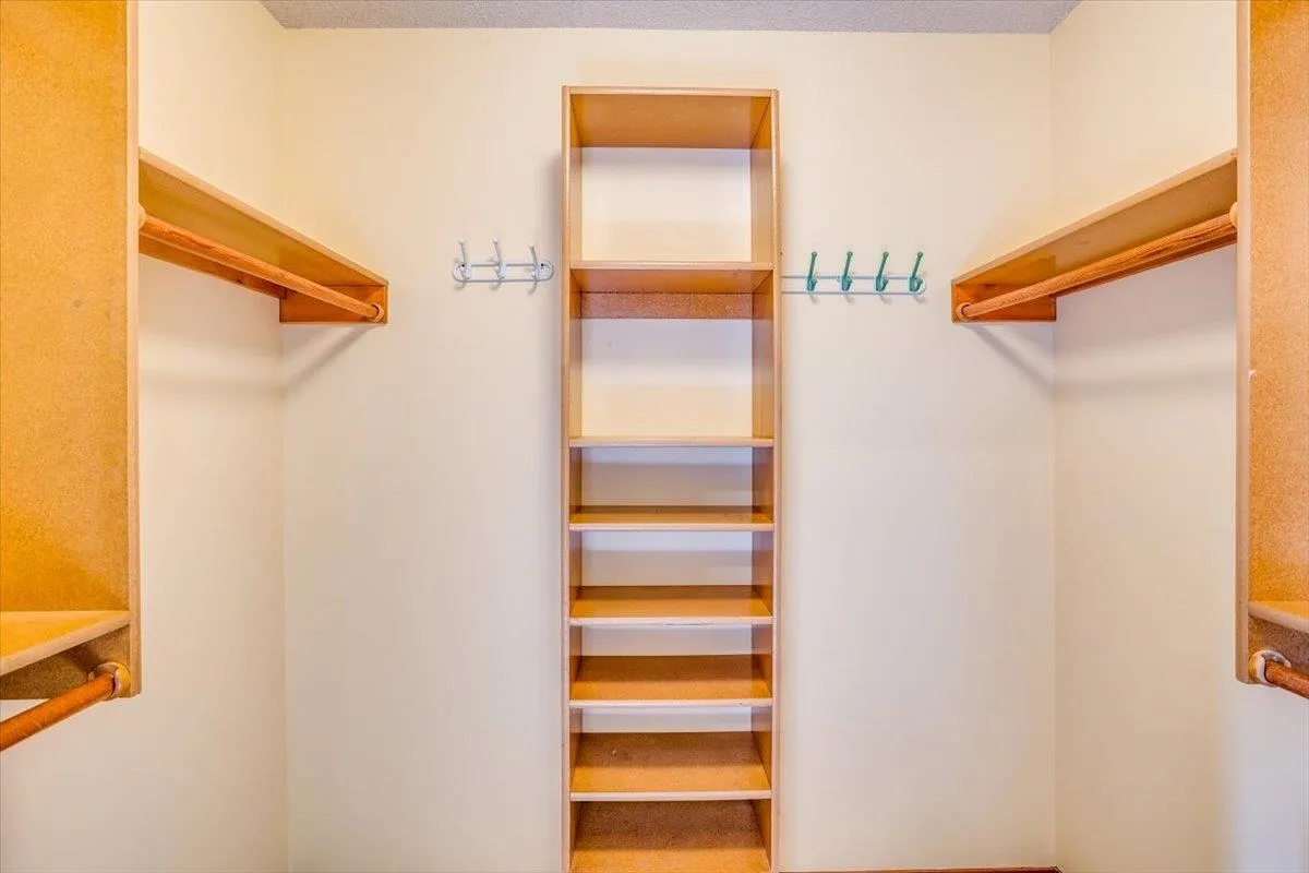 Wichita, Kansas 67209, United States, 4 Bedrooms Bedrooms, ,3 BathroomsBathrooms,Residential,Pending,38074