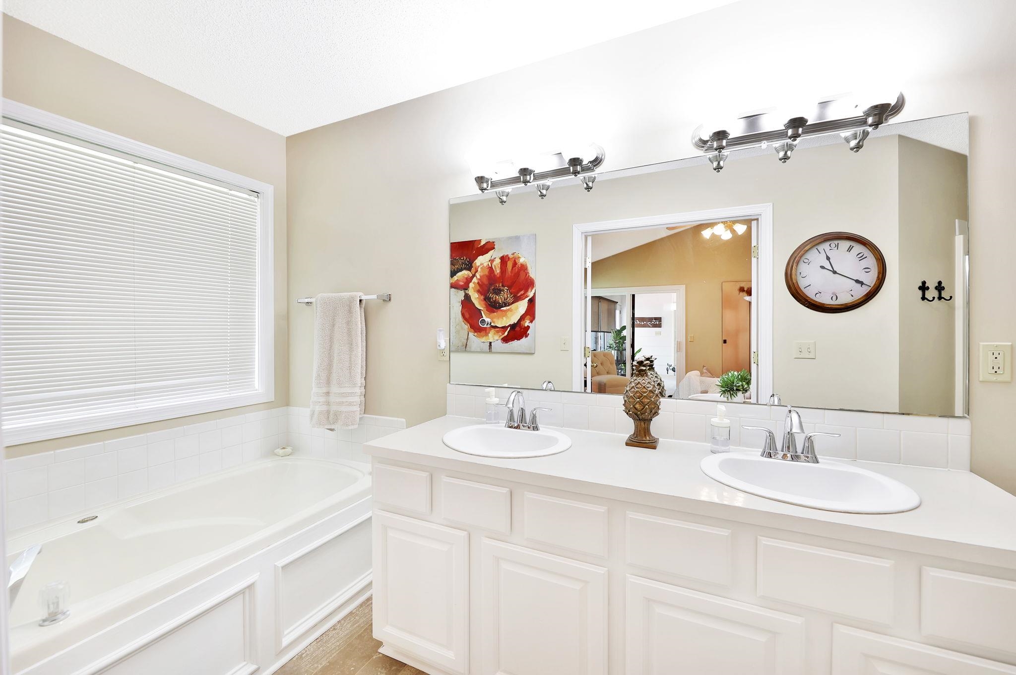 101 N Brownthrush Cir, Wichita, Kansas image 18