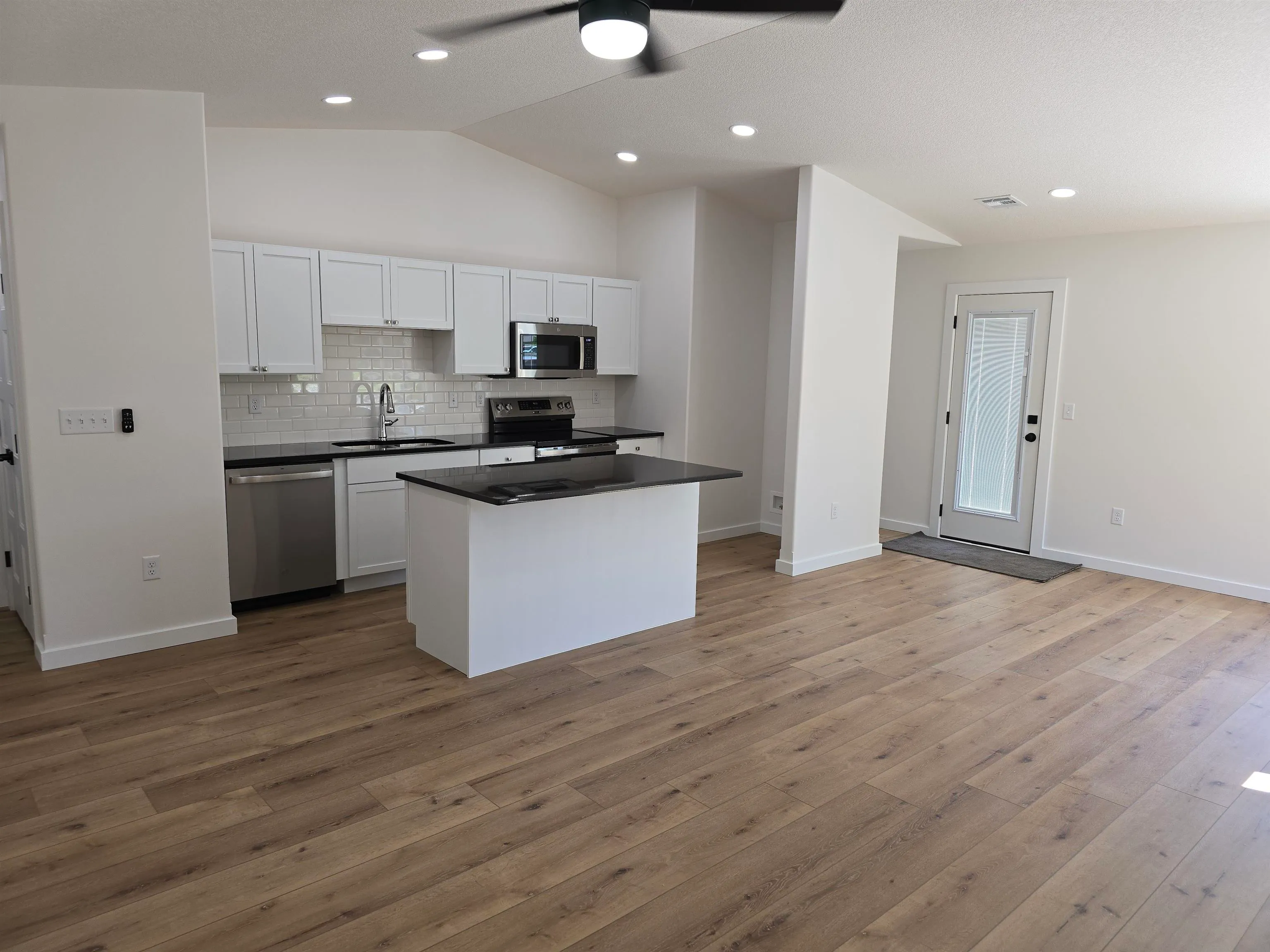 Wichita, Kansas 67211, United States, 2 Bedrooms Bedrooms, ,1 BathroomBathrooms,Residential,Pending,132594
