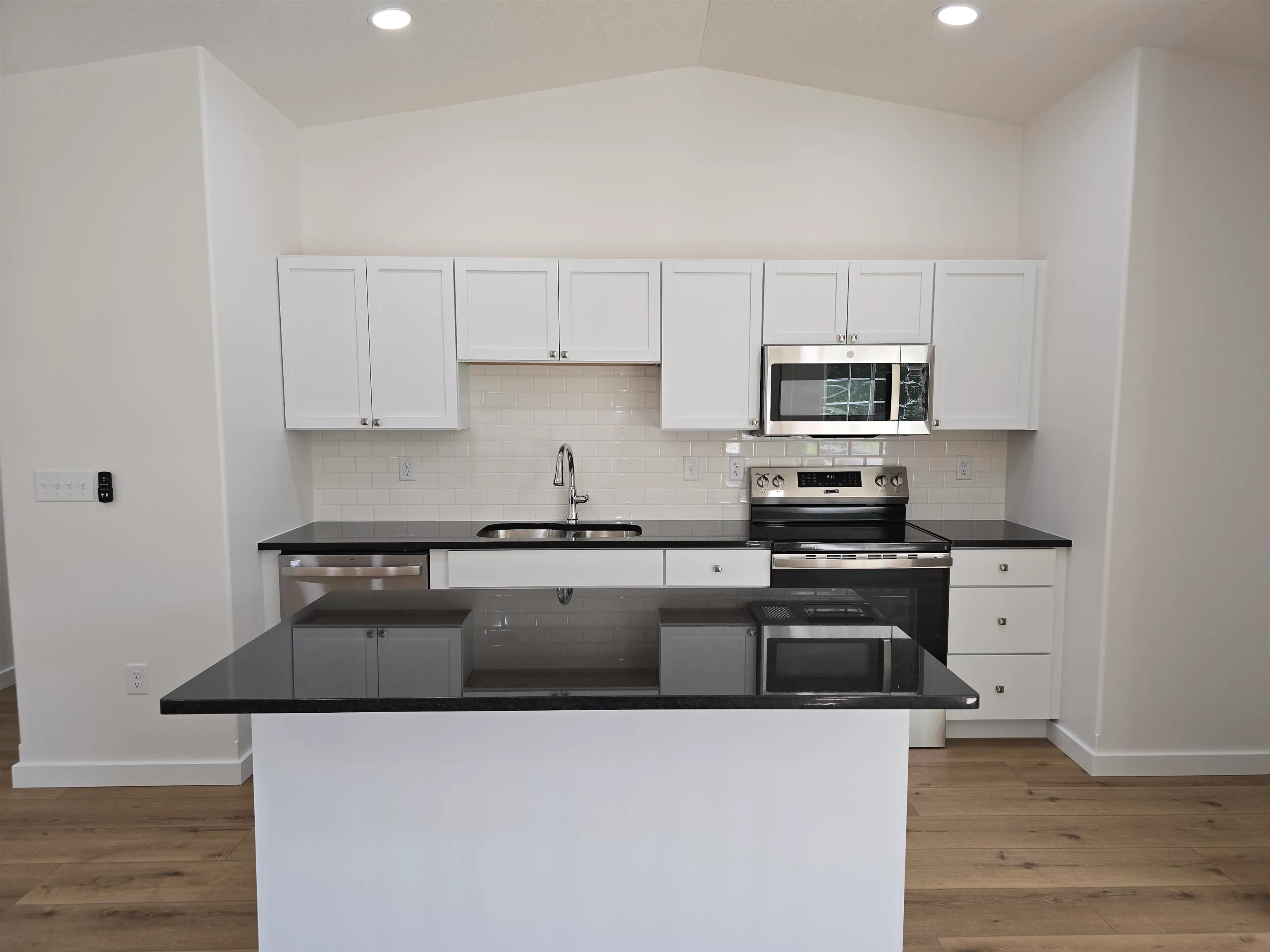 Wichita, Kansas 67211, United States, 2 Bedrooms Bedrooms, ,1 BathroomBathrooms,Residential,Pending,132594