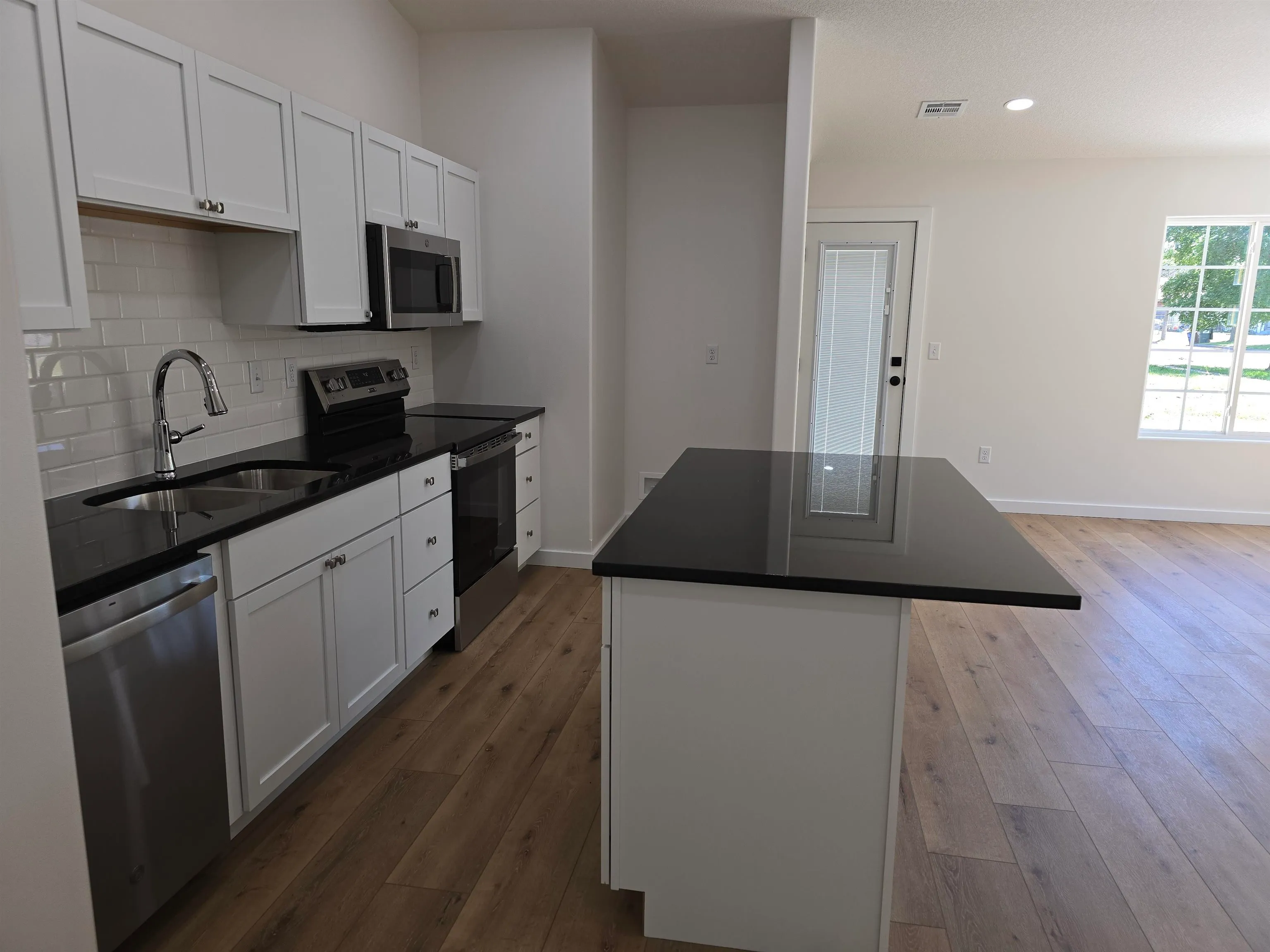 Wichita, Kansas 67211, United States, 2 Bedrooms Bedrooms, ,1 BathroomBathrooms,Residential,Pending,132594