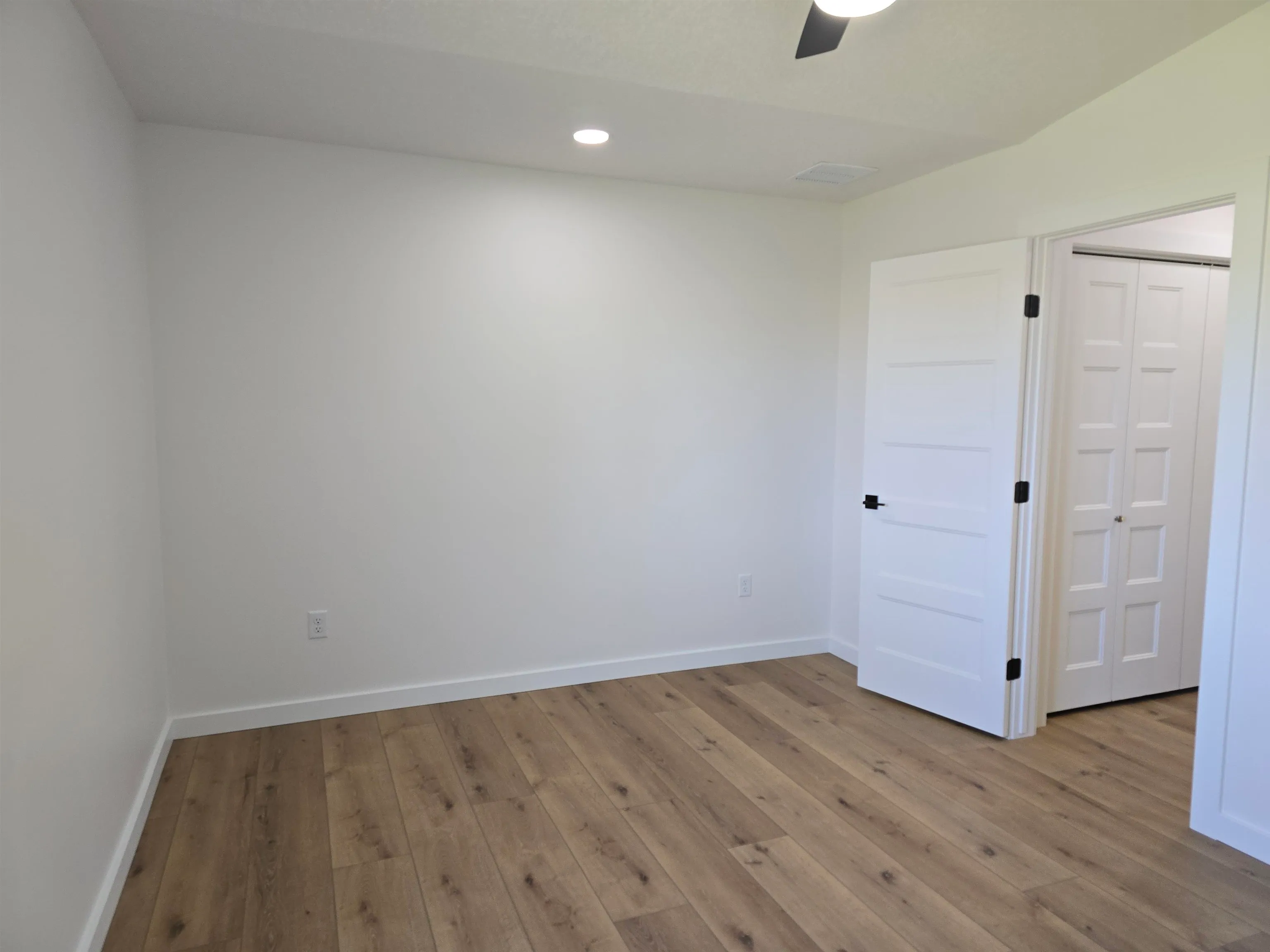 Wichita, Kansas 67211, United States, 2 Bedrooms Bedrooms, ,1 BathroomBathrooms,Residential,Pending,132594