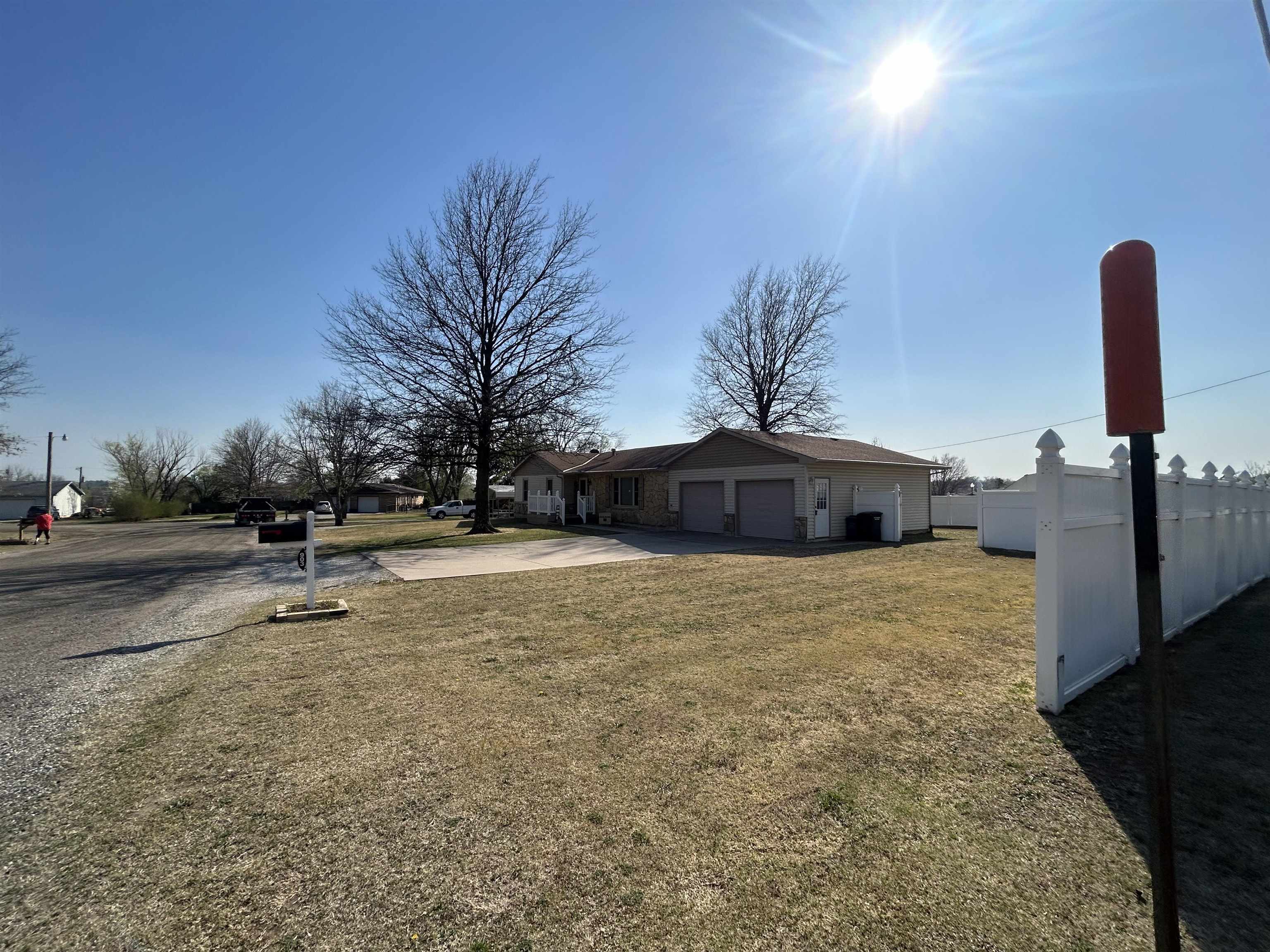 903 Holloway Ln, Winfield, Kansas image 2