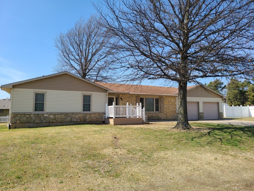 903 Holloway Ln, Winfield, Kansas image 1