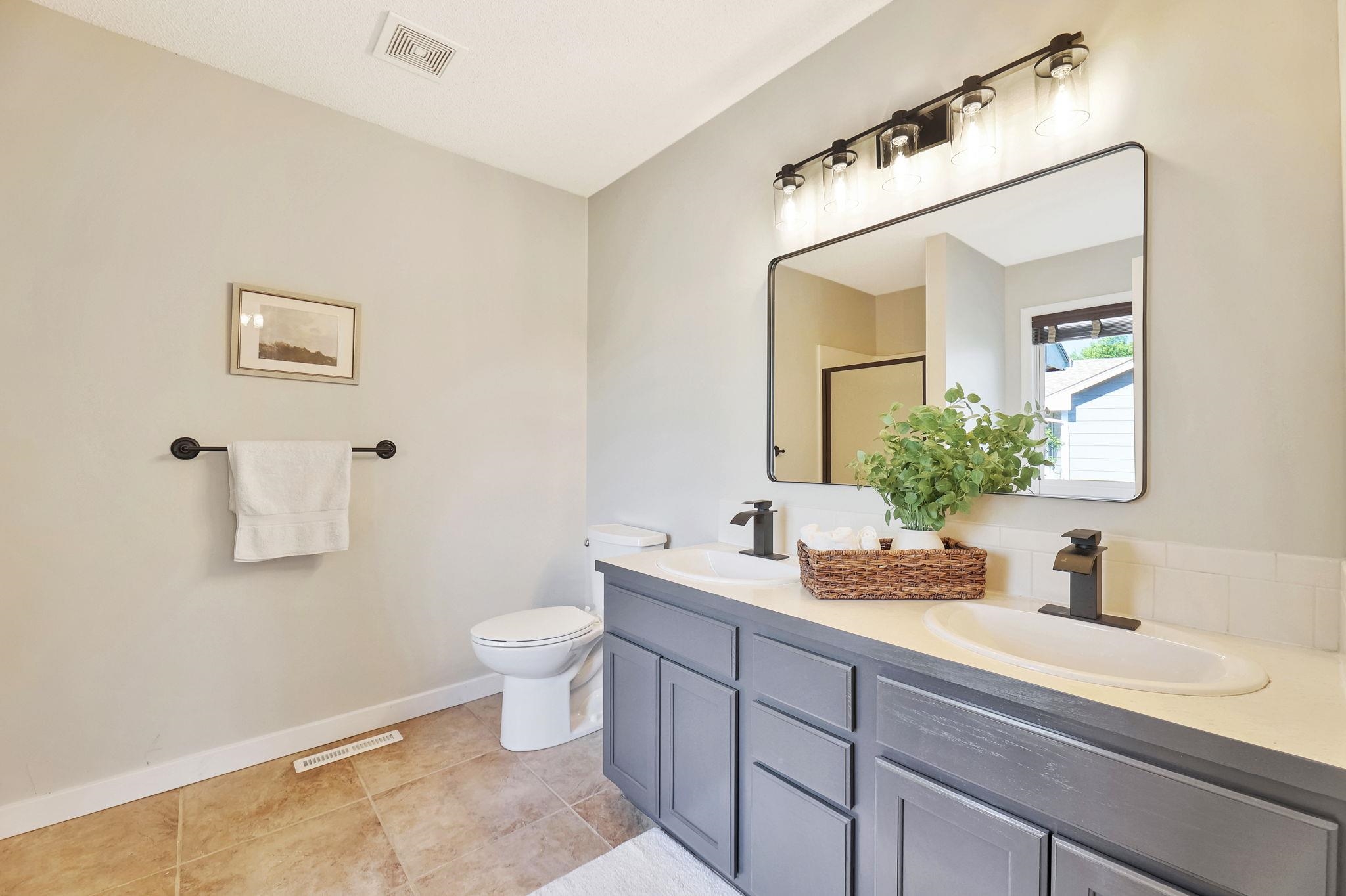 Wichita, Kansas 67209, United States, 5 Bedrooms Bedrooms, ,3 BathroomsBathrooms,Residential,Pending,52554