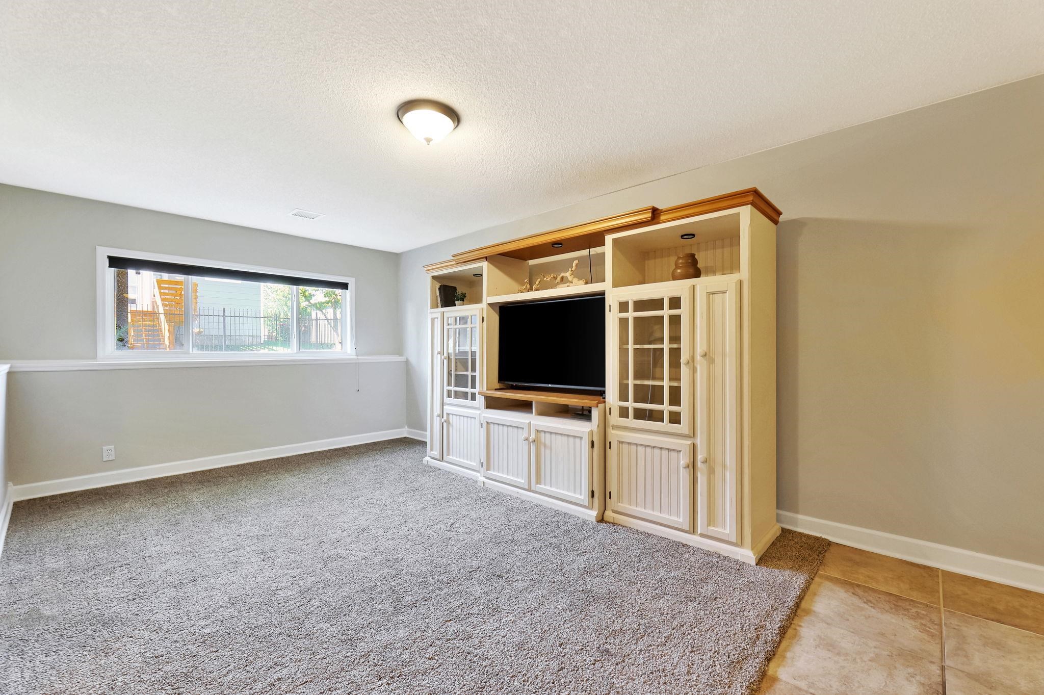 Wichita, Kansas 67209, United States, 5 Bedrooms Bedrooms, ,3 BathroomsBathrooms,Residential,Pending,52554