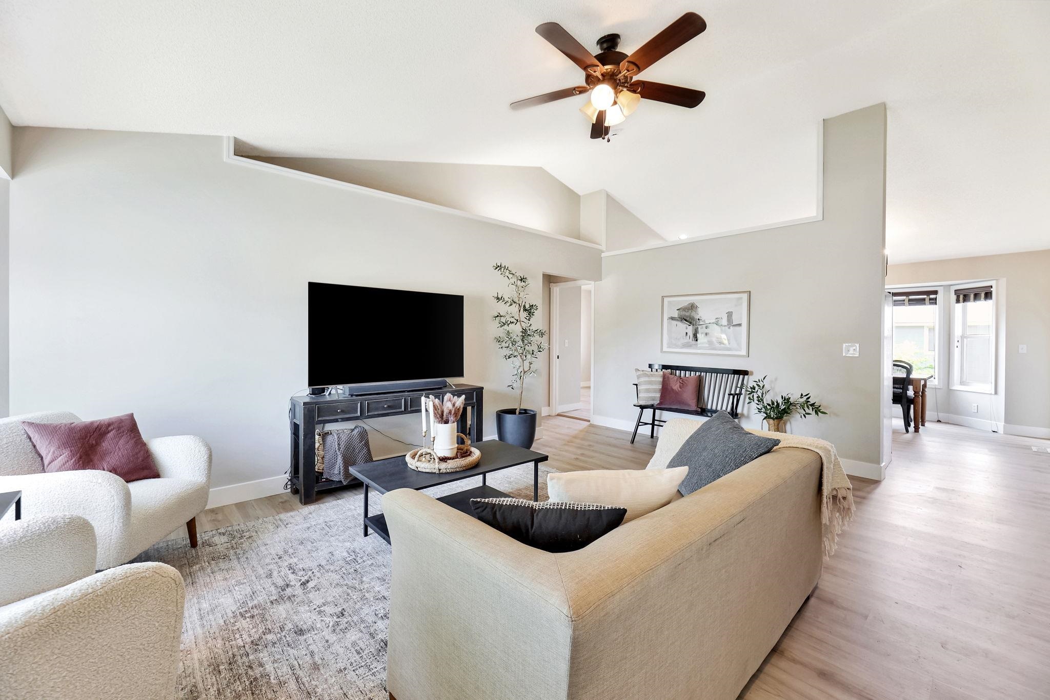 Wichita, Kansas 67209, United States, 5 Bedrooms Bedrooms, ,3 BathroomsBathrooms,Residential,Pending,52554