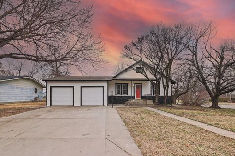 Homes For Sale - 721 W 5th St<br/> Harvey County, Newton, KS 67114