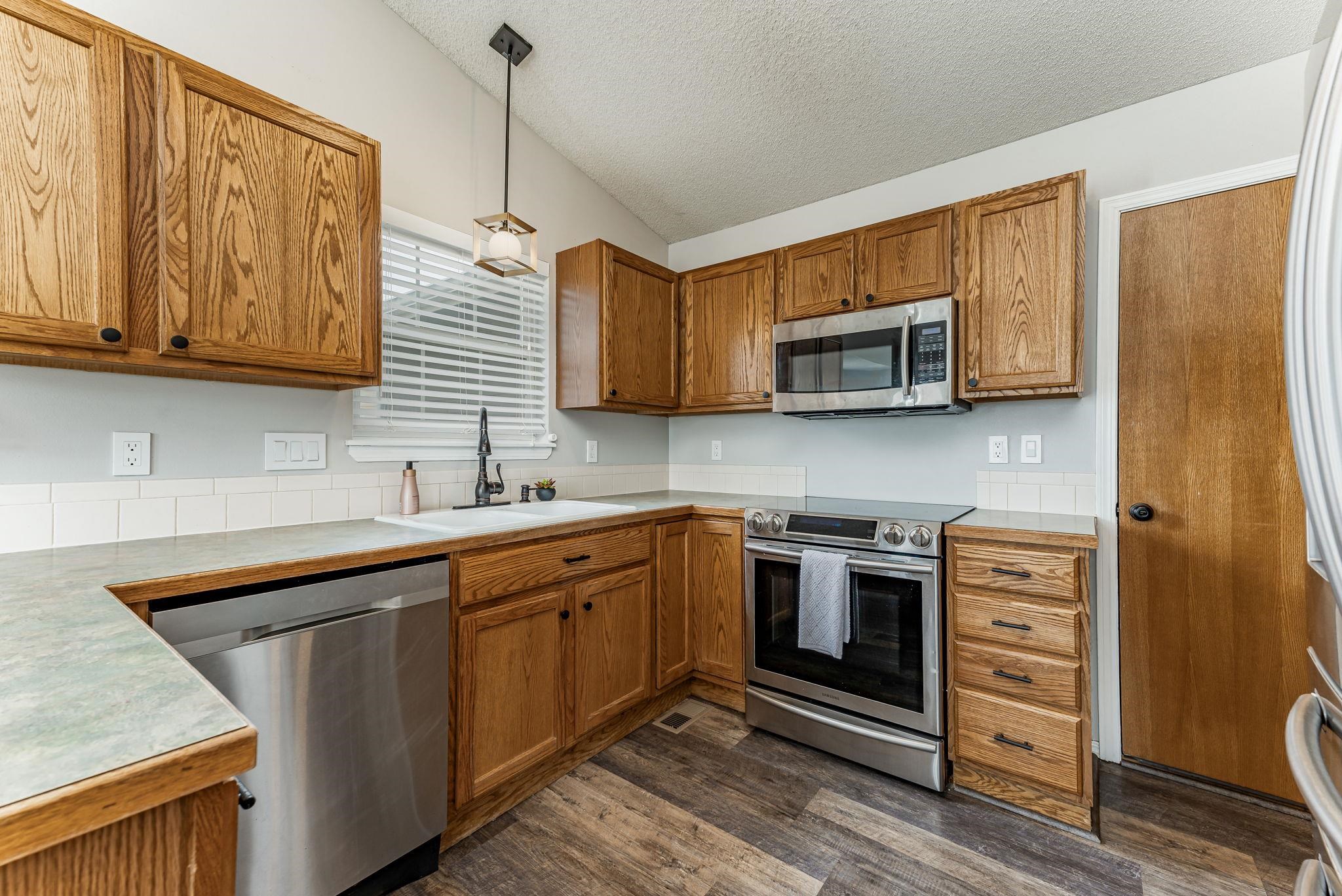 Wichita, Kansas 67209, United States, 4 Bedrooms Bedrooms, ,3 BathroomsBathrooms,Residential,Pending,61978