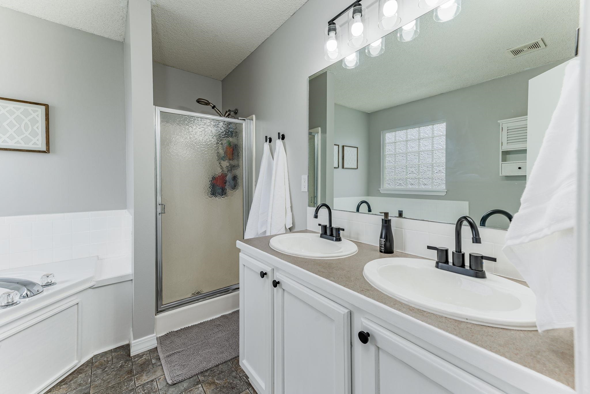 Wichita, Kansas 67209, United States, 4 Bedrooms Bedrooms, ,3 BathroomsBathrooms,Residential,Pending,61978