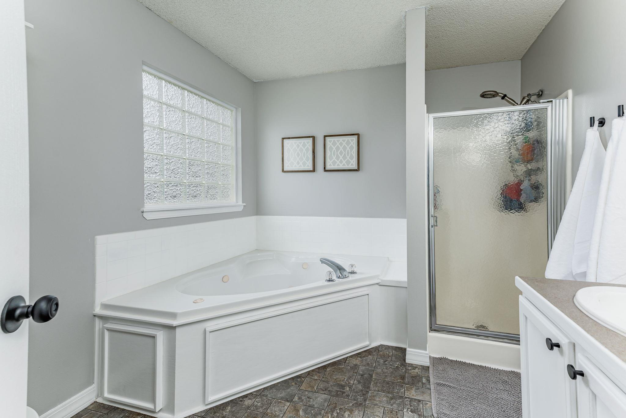 Wichita, Kansas 67209, United States, 4 Bedrooms Bedrooms, ,3 BathroomsBathrooms,Residential,Pending,61978