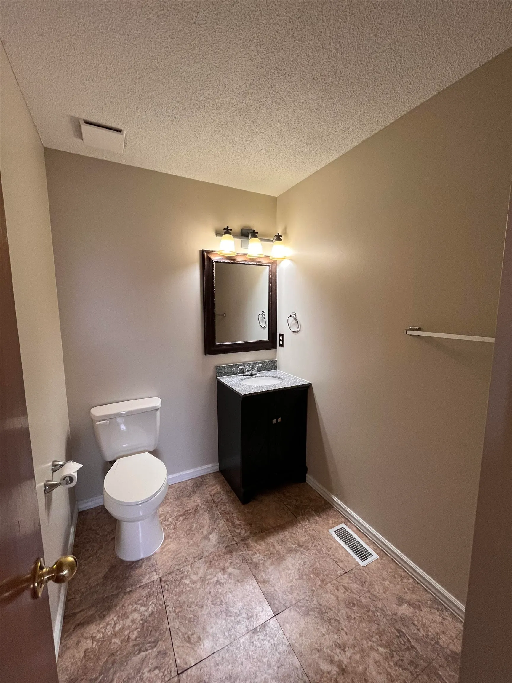 Wichita, Kansas 67210, United States, 4 Bedrooms Bedrooms, ,3 BathroomsBathrooms,Residential,Pending,25084