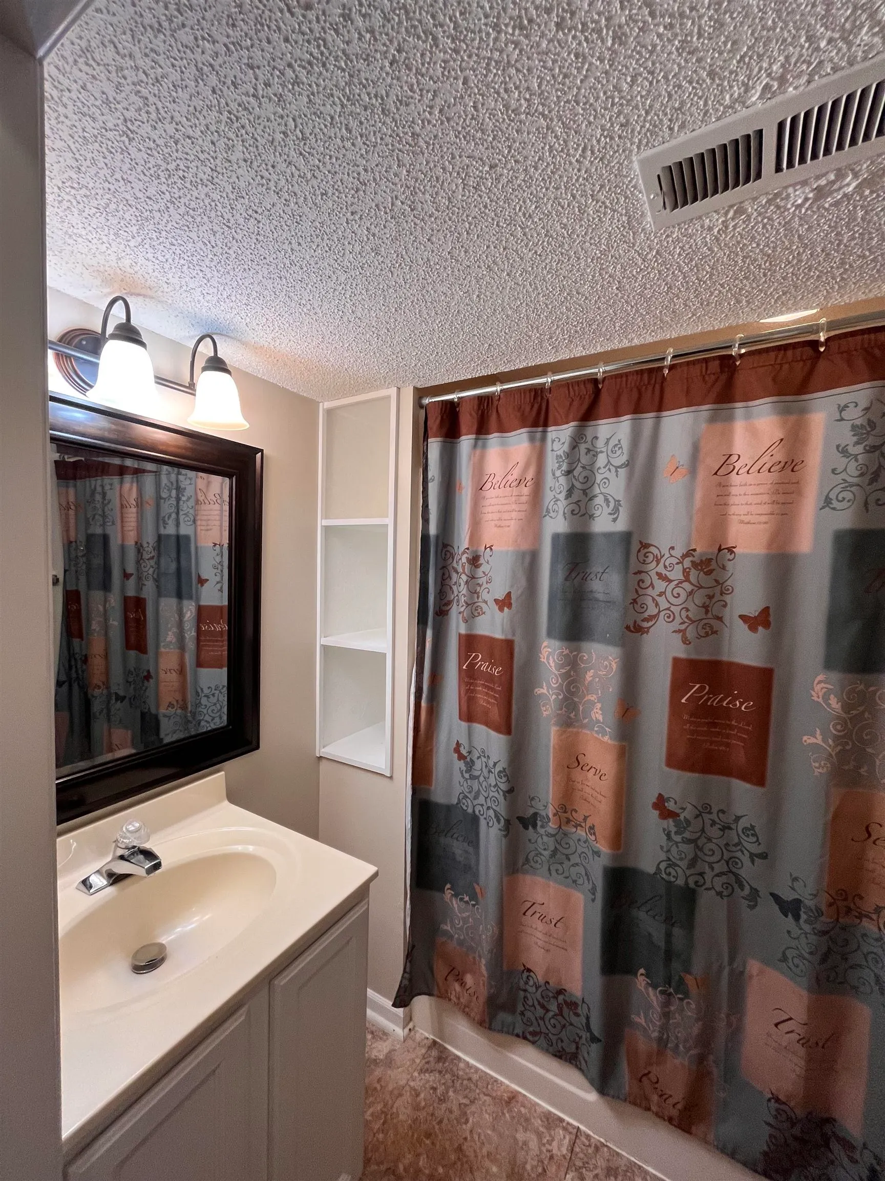 Wichita, Kansas 67210, United States, 4 Bedrooms Bedrooms, ,3 BathroomsBathrooms,Residential,Pending,25084