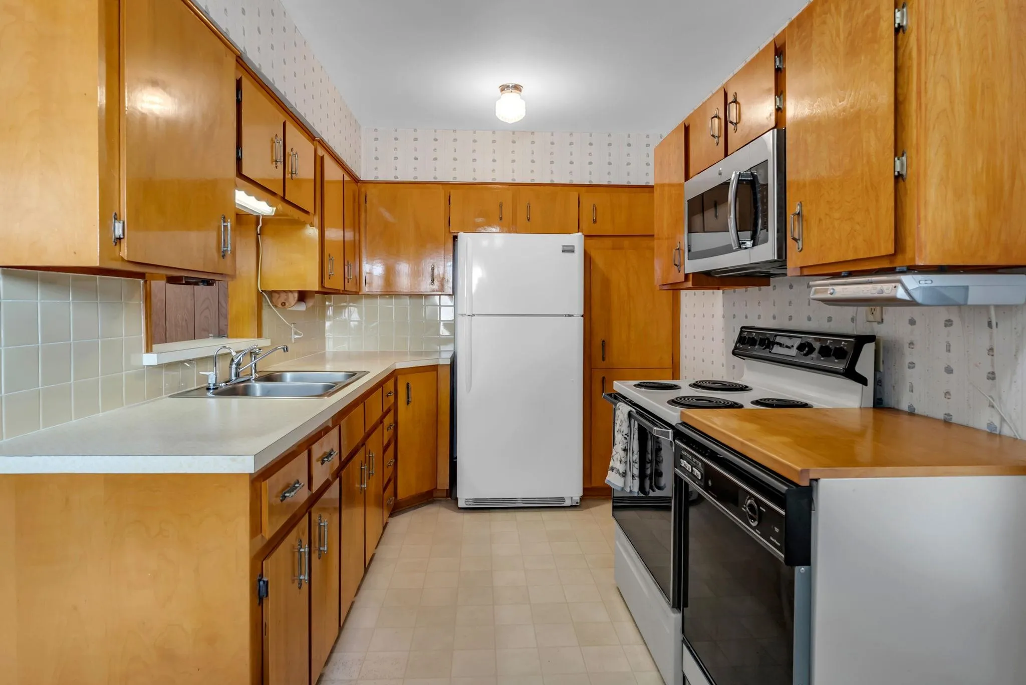 Derby, Kansas 67037, United States, 3 Bedrooms Bedrooms, ,2 BathroomsBathrooms,Residential,Pending,236681