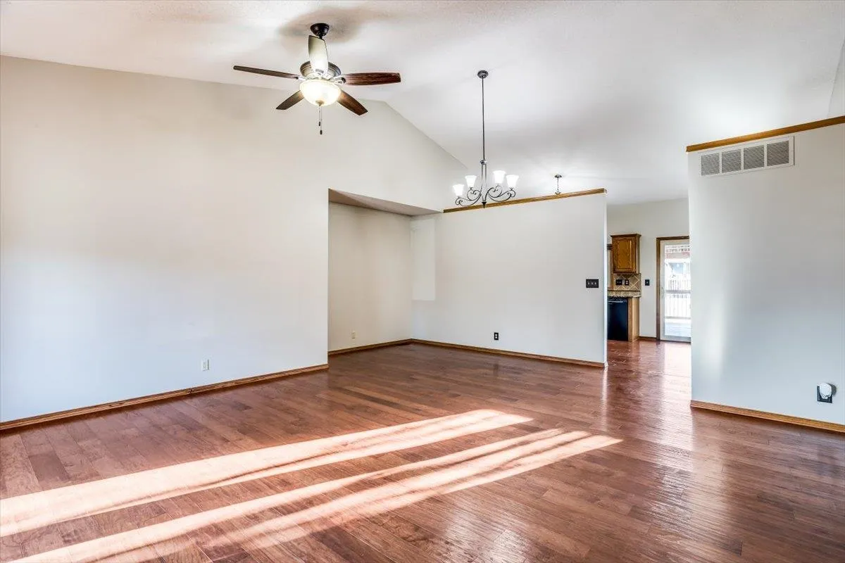 Derby, Kansas 67037, United States, 4 Bedrooms Bedrooms, ,3 BathroomsBathrooms,Residential,Pending,87272