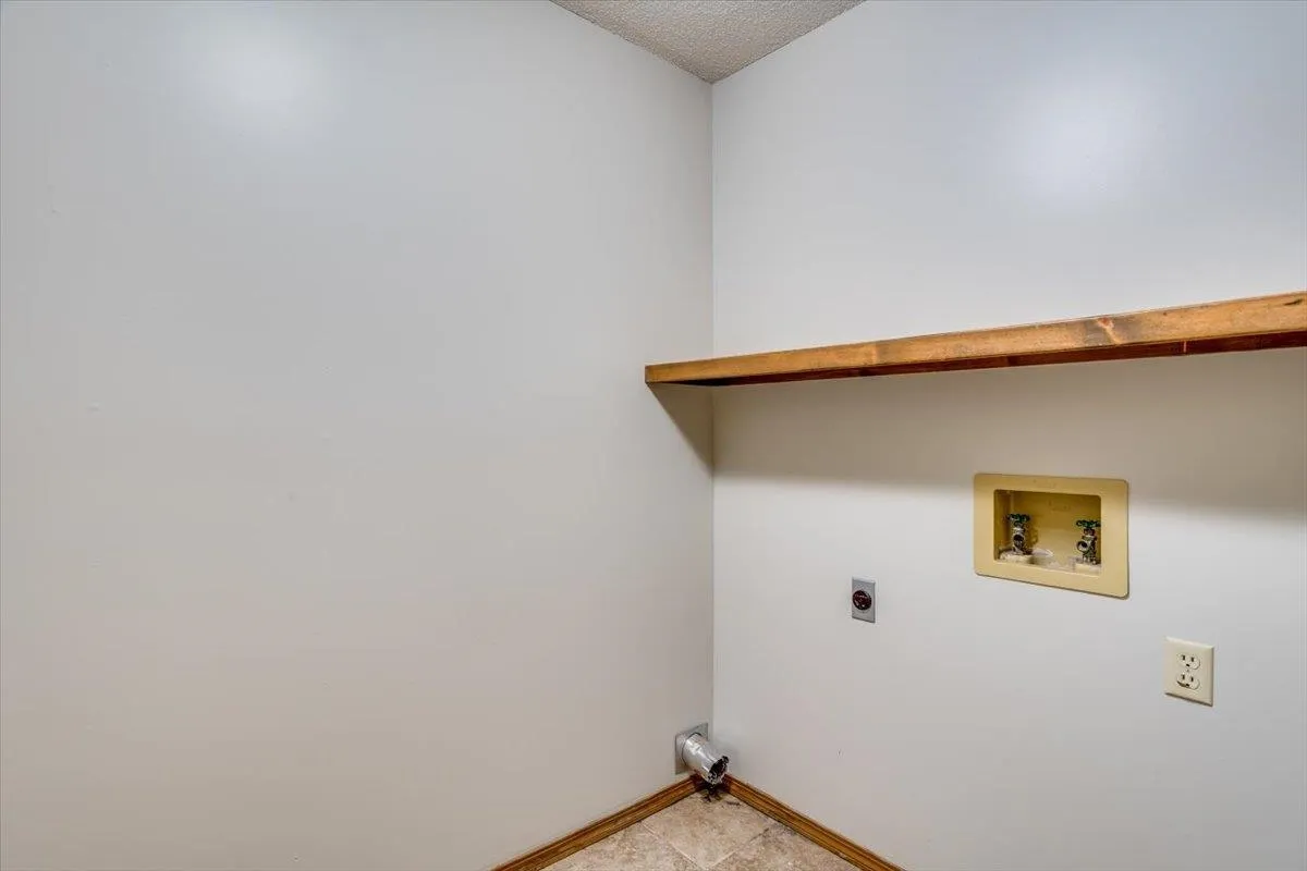 Derby, Kansas 67037, United States, 4 Bedrooms Bedrooms, ,3 BathroomsBathrooms,Residential,Pending,87272