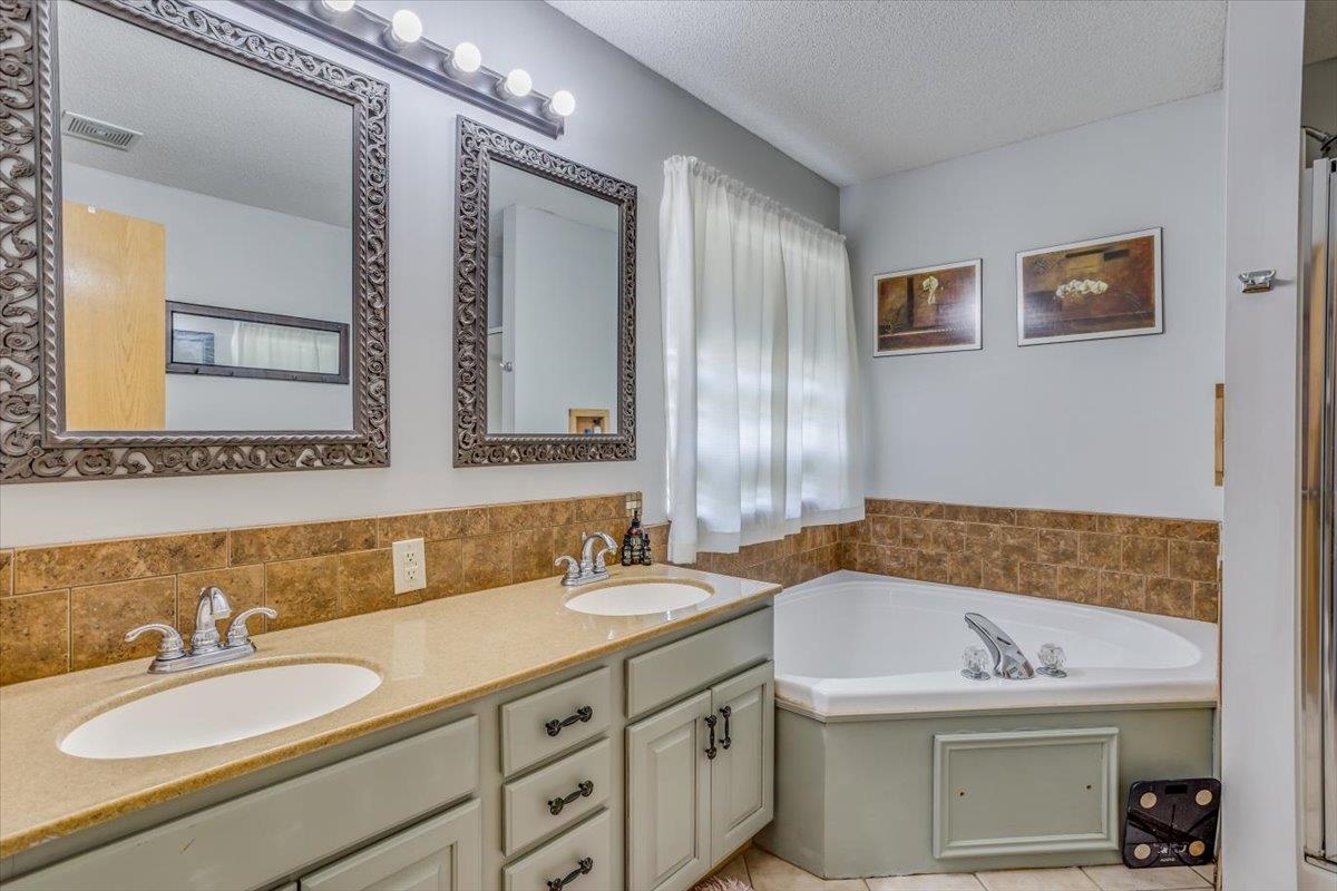 Derby, Kansas 67037, United States, 5 Bedrooms Bedrooms, ,3 BathroomsBathrooms,Residential,Pending,57696