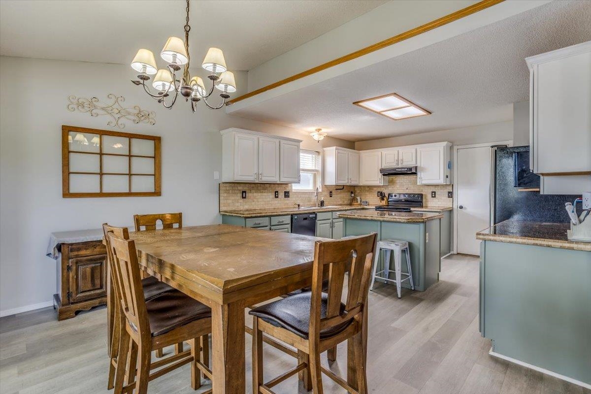 Derby, Kansas 67037, United States, 5 Bedrooms Bedrooms, ,3 BathroomsBathrooms,Residential,Pending,57696