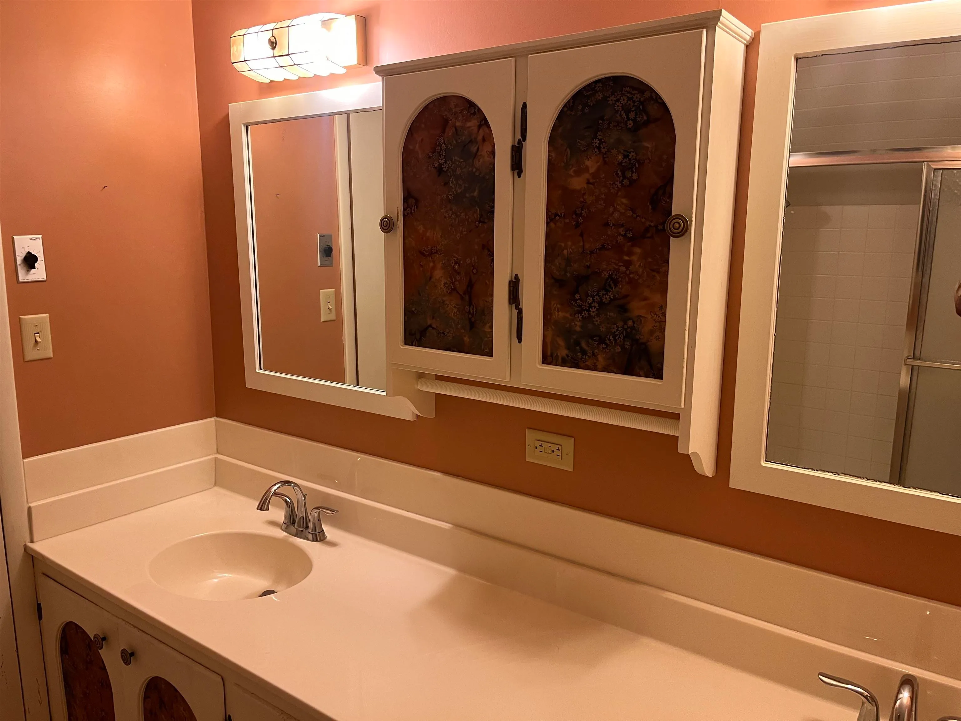 Newton, Kansas 67114, United States, 4 Bedrooms Bedrooms, ,3 BathroomsBathrooms,Residential,Pending,144300