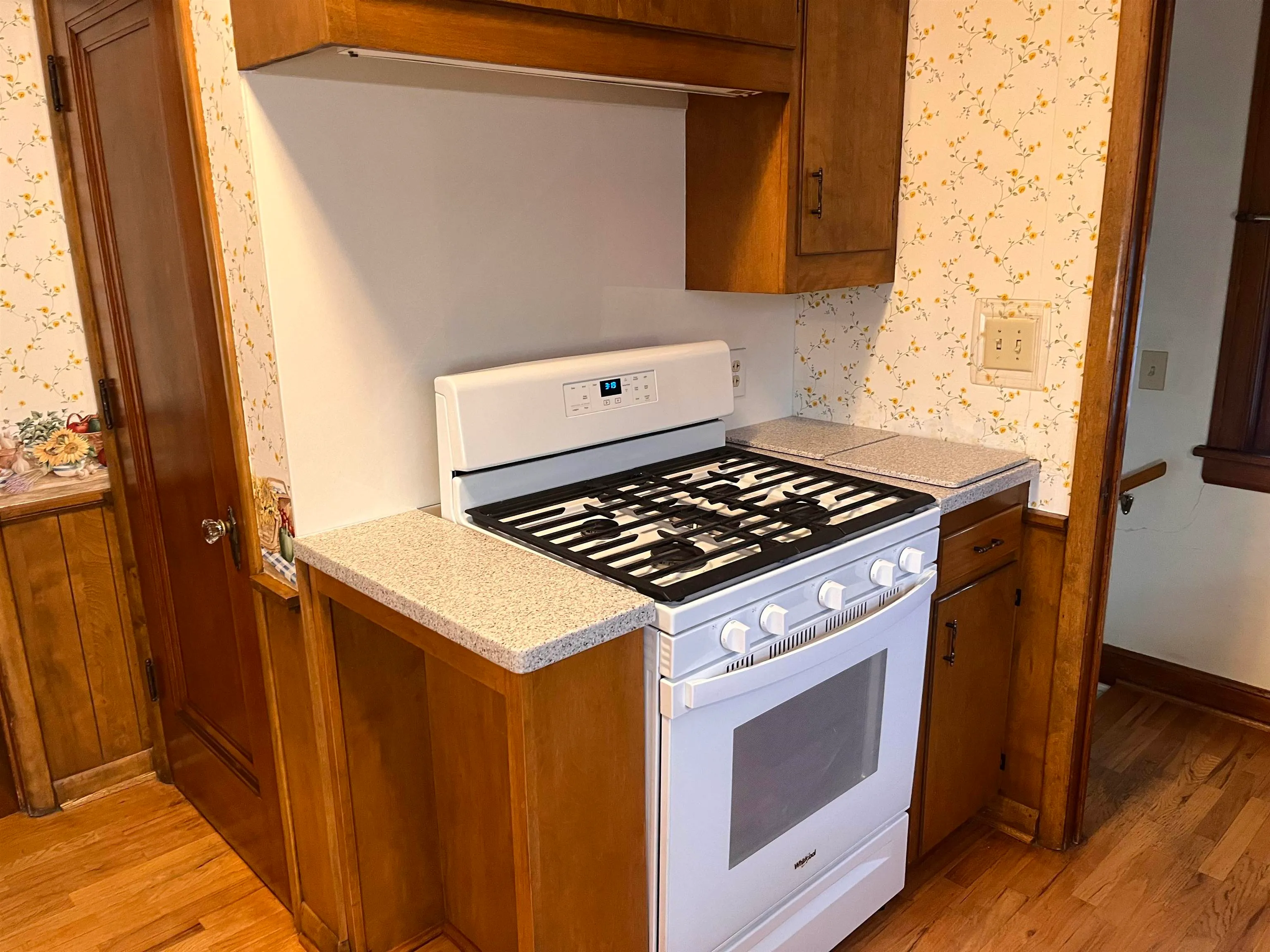 Newton, Kansas 67114, United States, 4 Bedrooms Bedrooms, ,3 BathroomsBathrooms,Residential,Pending,144300