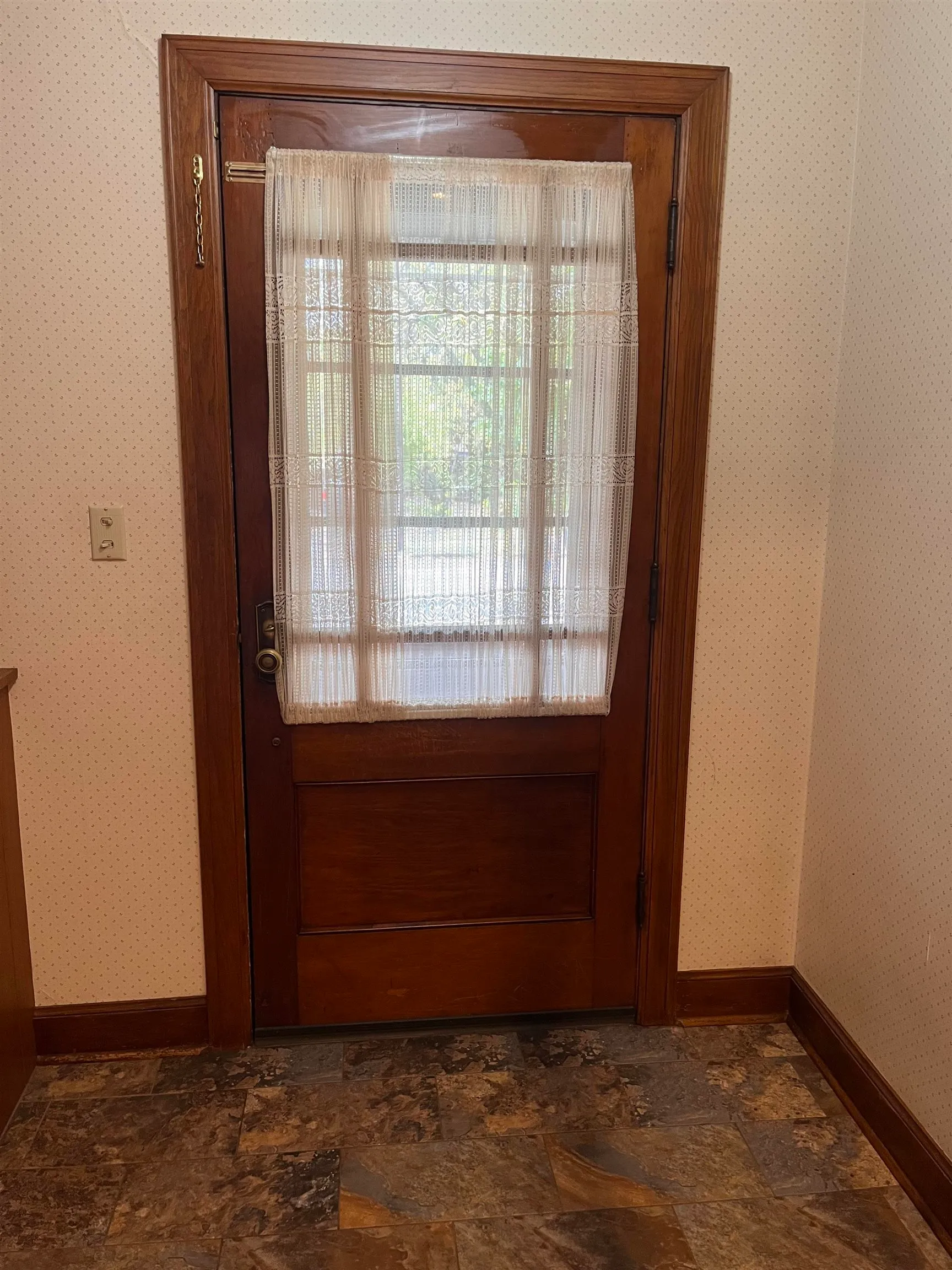 Newton, Kansas 67114, United States, 4 Bedrooms Bedrooms, ,3 BathroomsBathrooms,Residential,Pending,144300