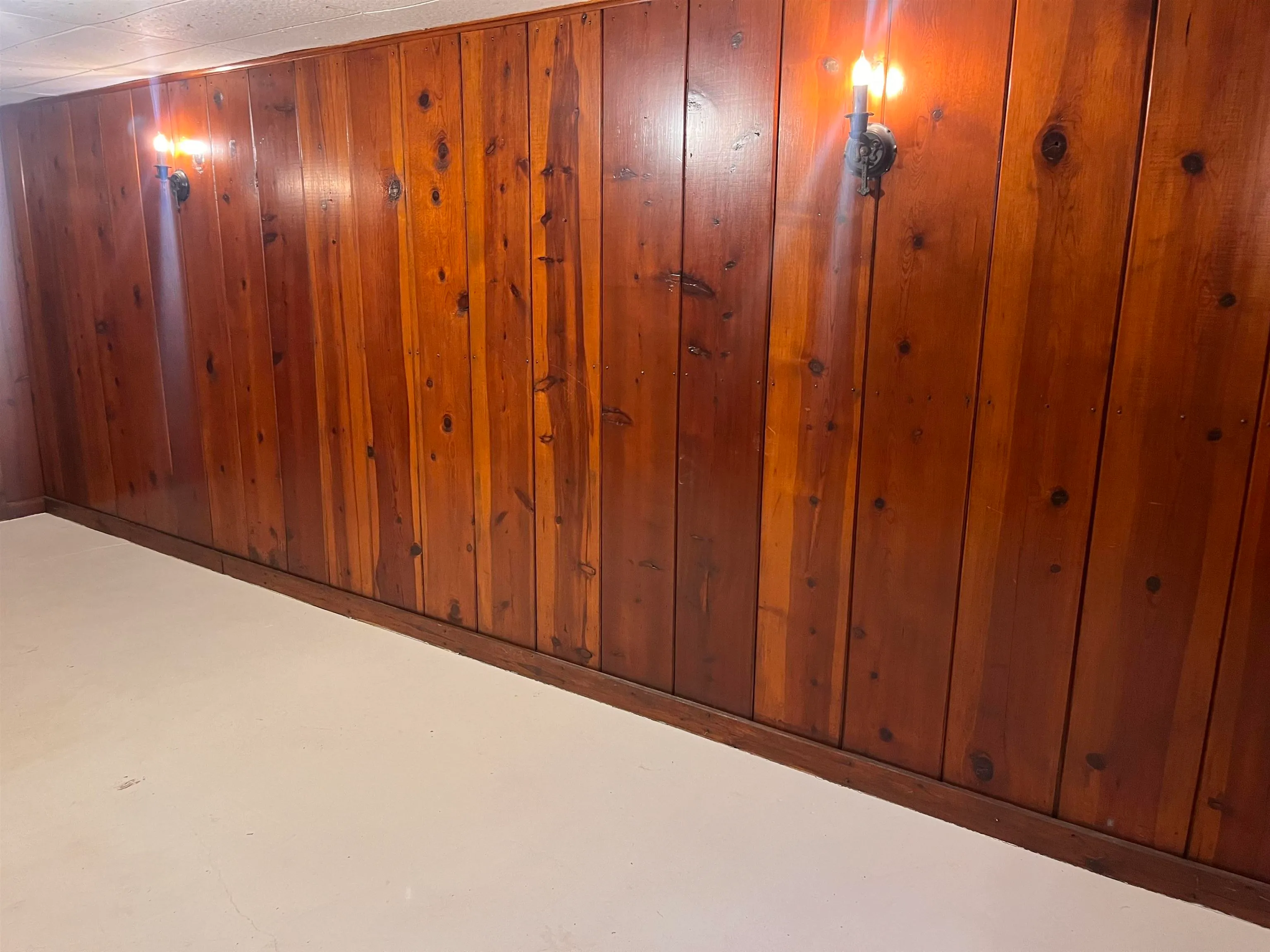 Newton, Kansas 67114, United States, 4 Bedrooms Bedrooms, ,3 BathroomsBathrooms,Residential,Pending,144300