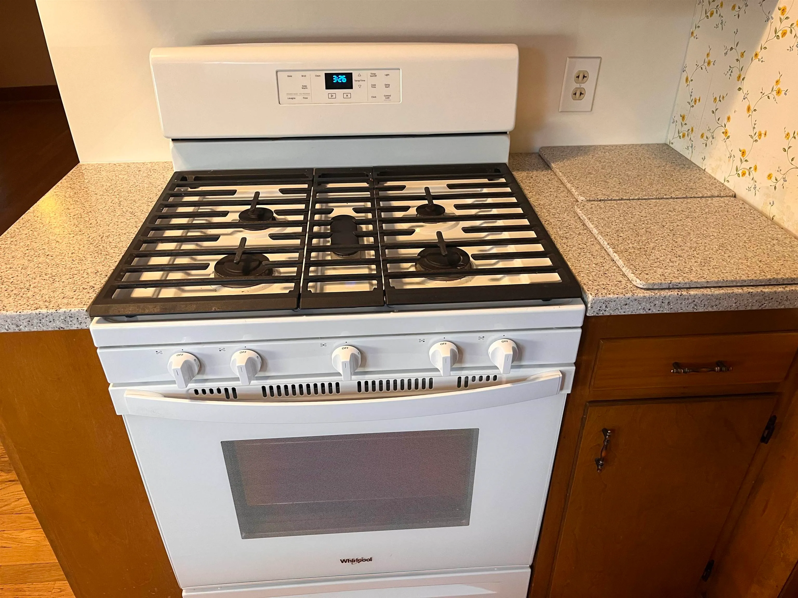 Newton, Kansas 67114, United States, 4 Bedrooms Bedrooms, ,3 BathroomsBathrooms,Residential,Pending,144300