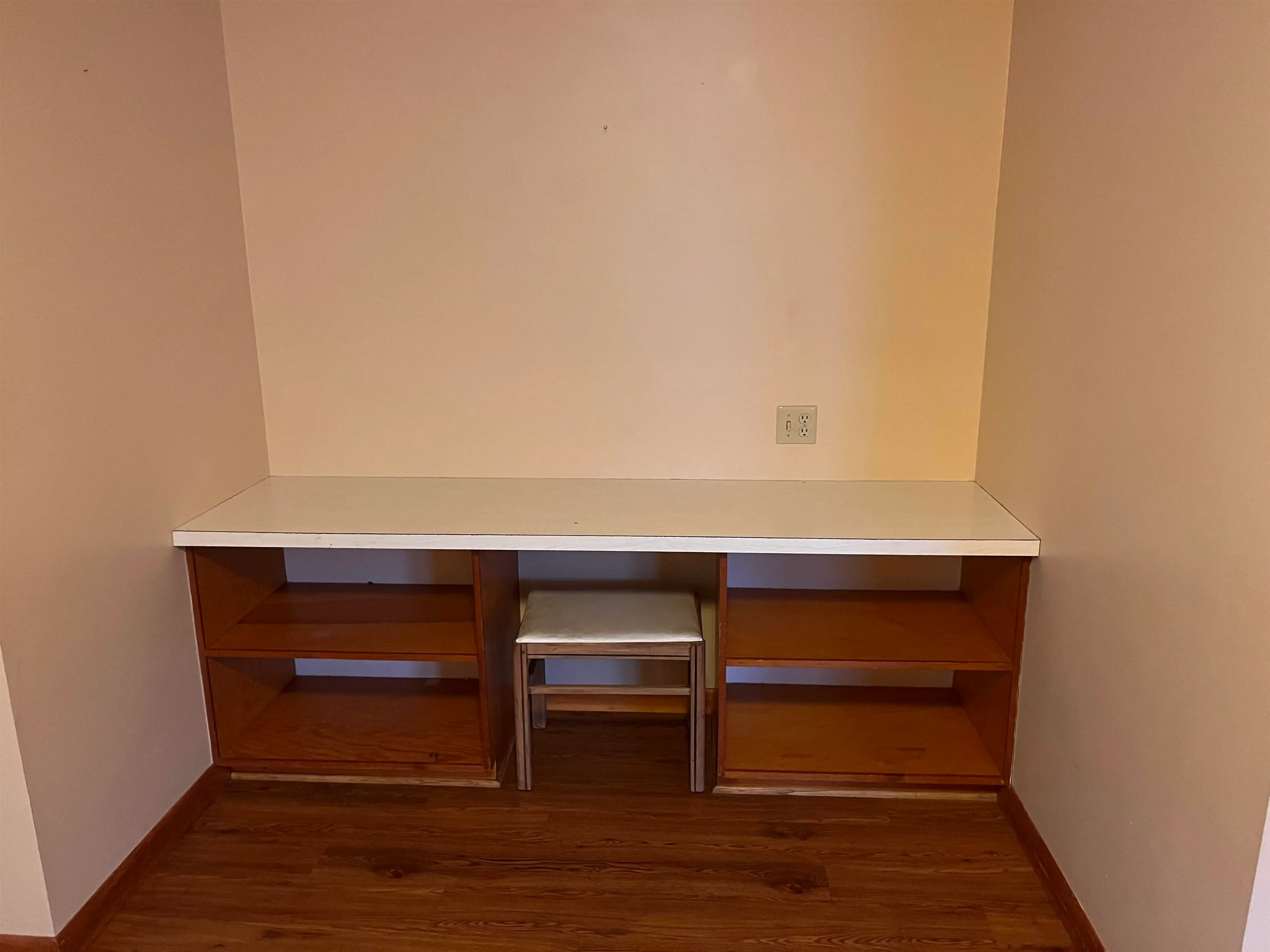 Newton, Kansas 67114, United States, 4 Bedrooms Bedrooms, ,3 BathroomsBathrooms,Residential,Pending,144300