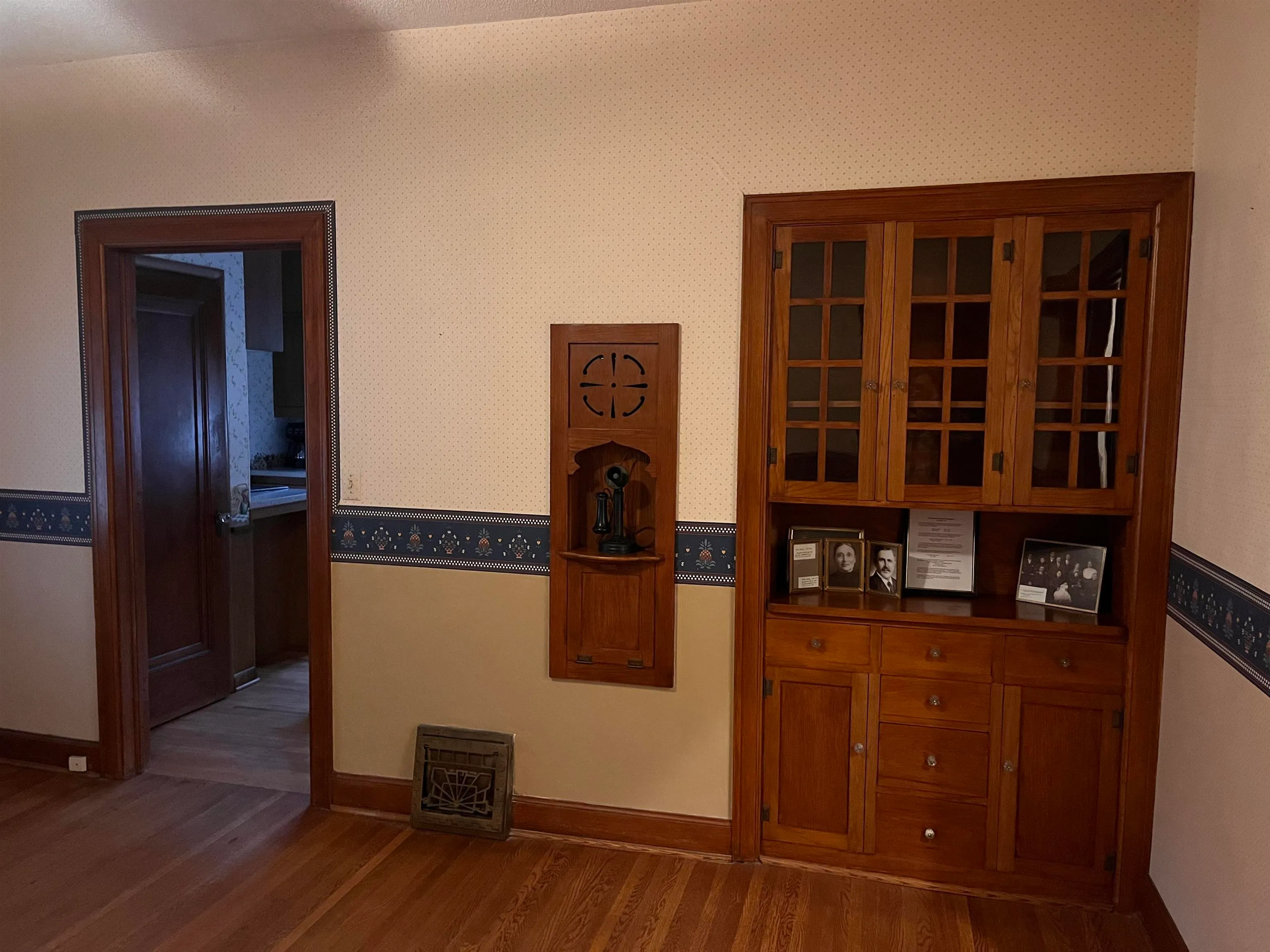 Newton, Kansas 67114, United States, 4 Bedrooms Bedrooms, ,3 BathroomsBathrooms,Residential,Pending,144300